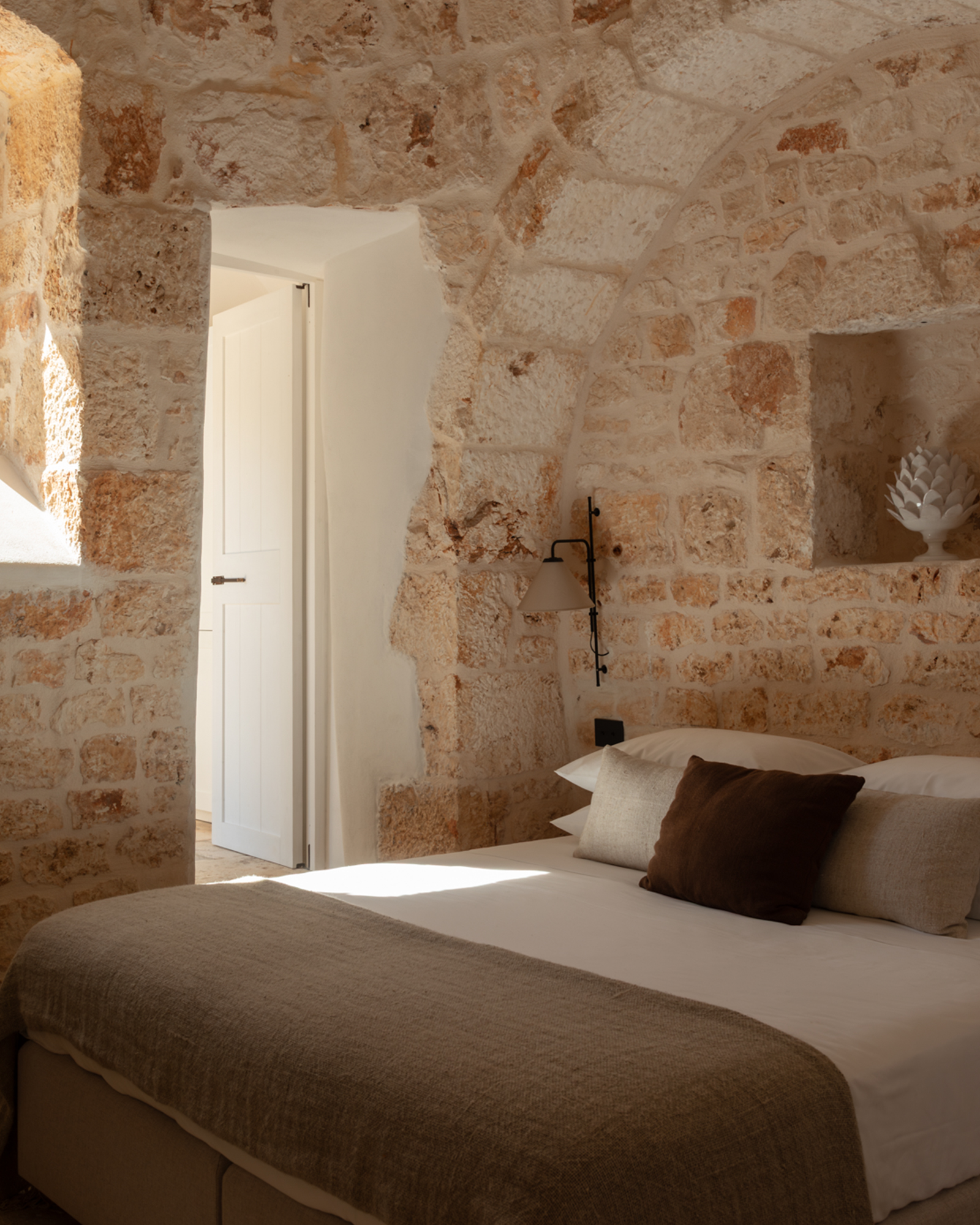 trulli-ottocappelli_villa_apulia-italy_interior-bed-room-space.jpg
