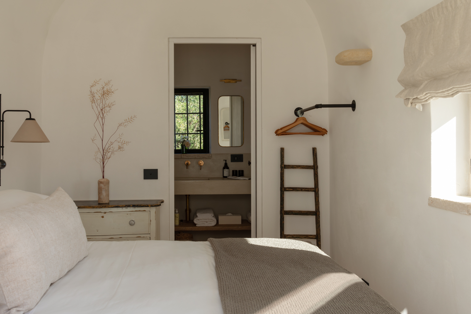 trulli-ottocappelli_villa_apulia-italy_interior-bedroom.jpg