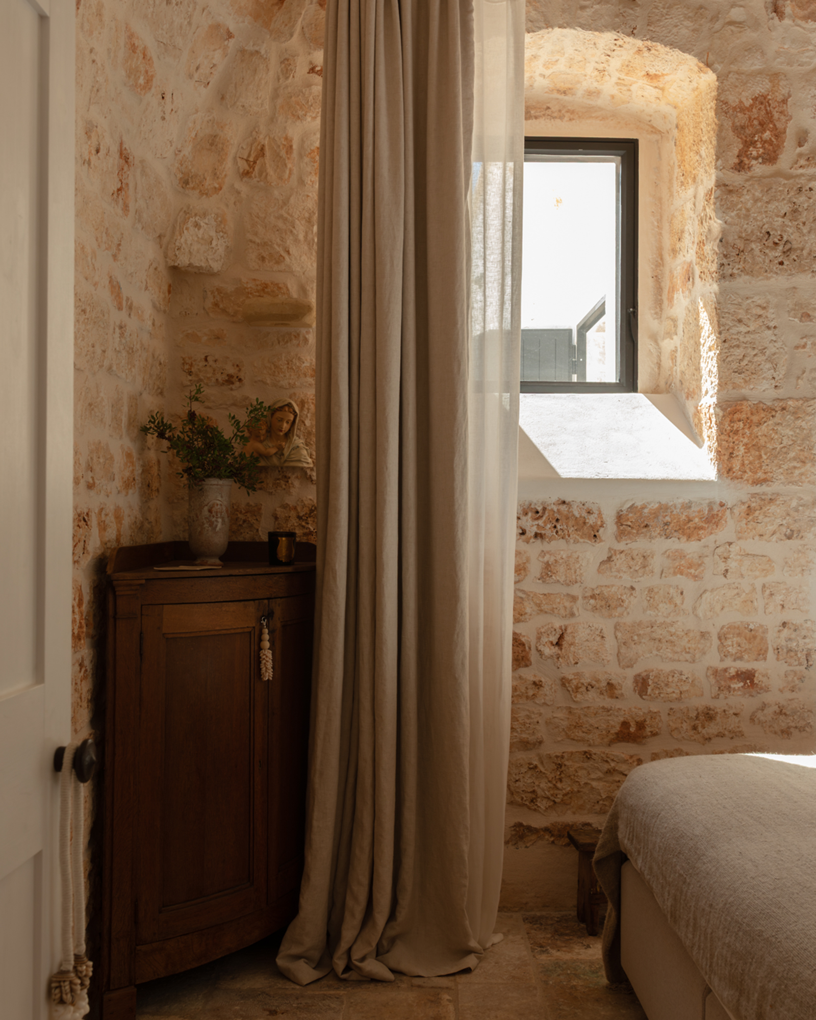 trulli-ottocappelli_villa_apulia-italy_interior-bedroom-corner.jpg