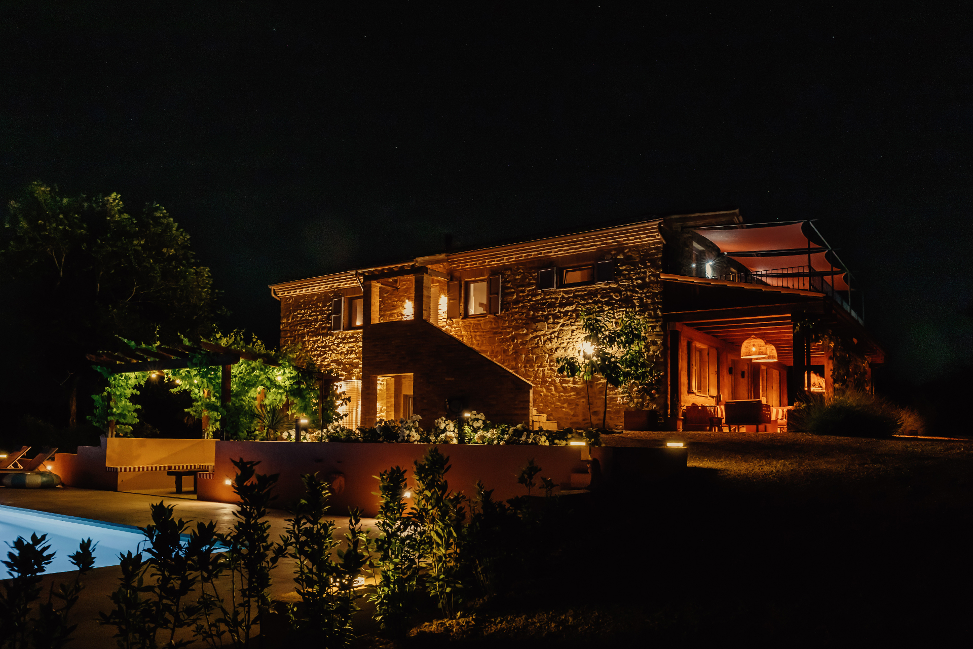 villa-bella-sorpresa_farmhouse_marche-italy_exterior-night.jpg