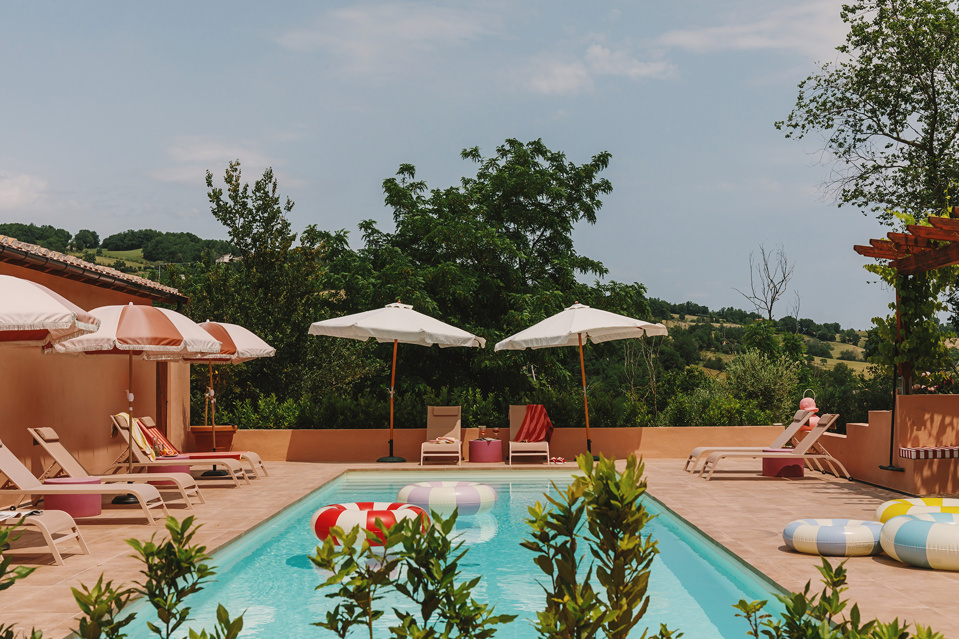 villa-bella-sorpresa_farmhouse_marche-italy_exterior-pool.jpg