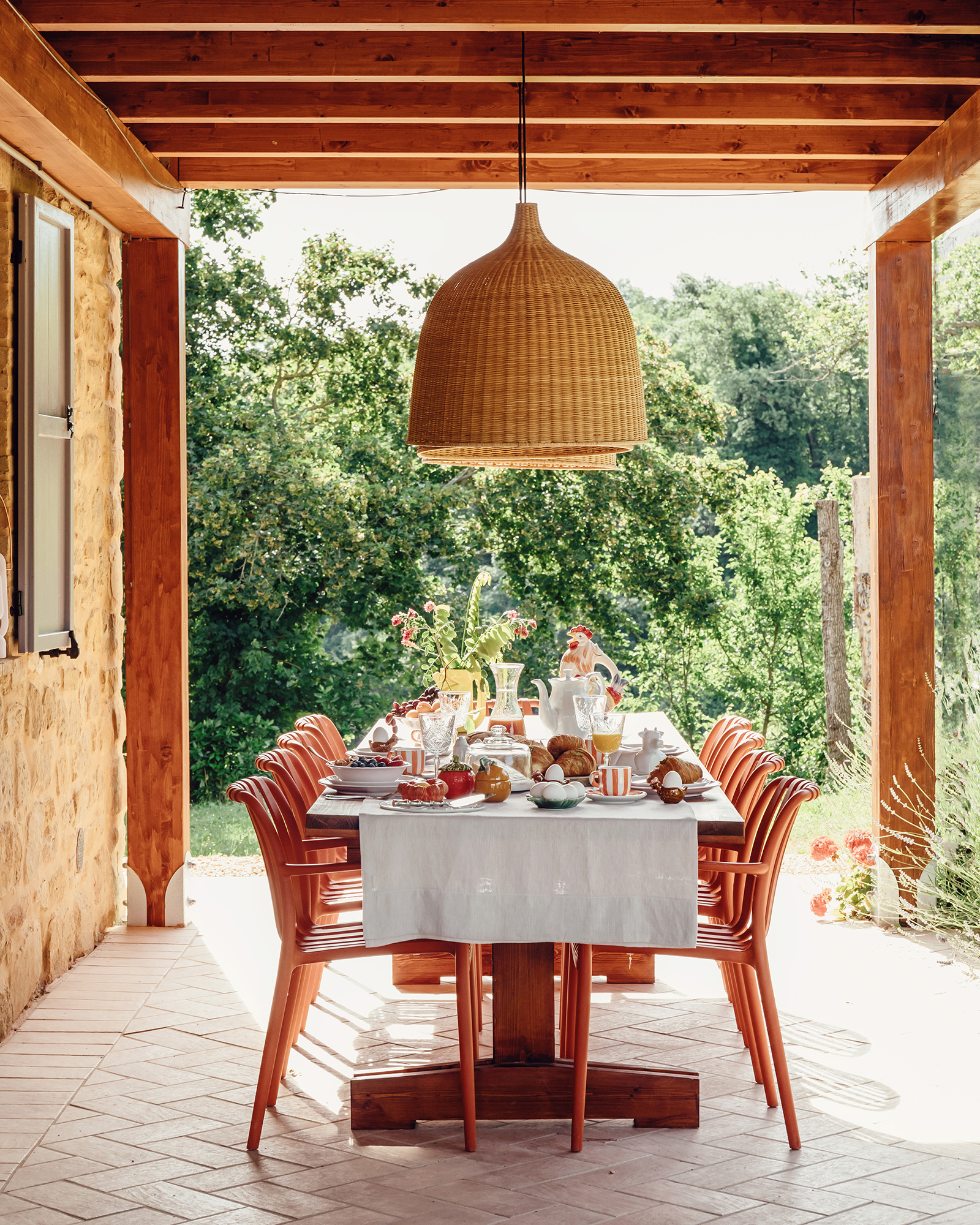 villa-bella-sorpresa_farmhouse_marche-italy_exterior-table.jpg