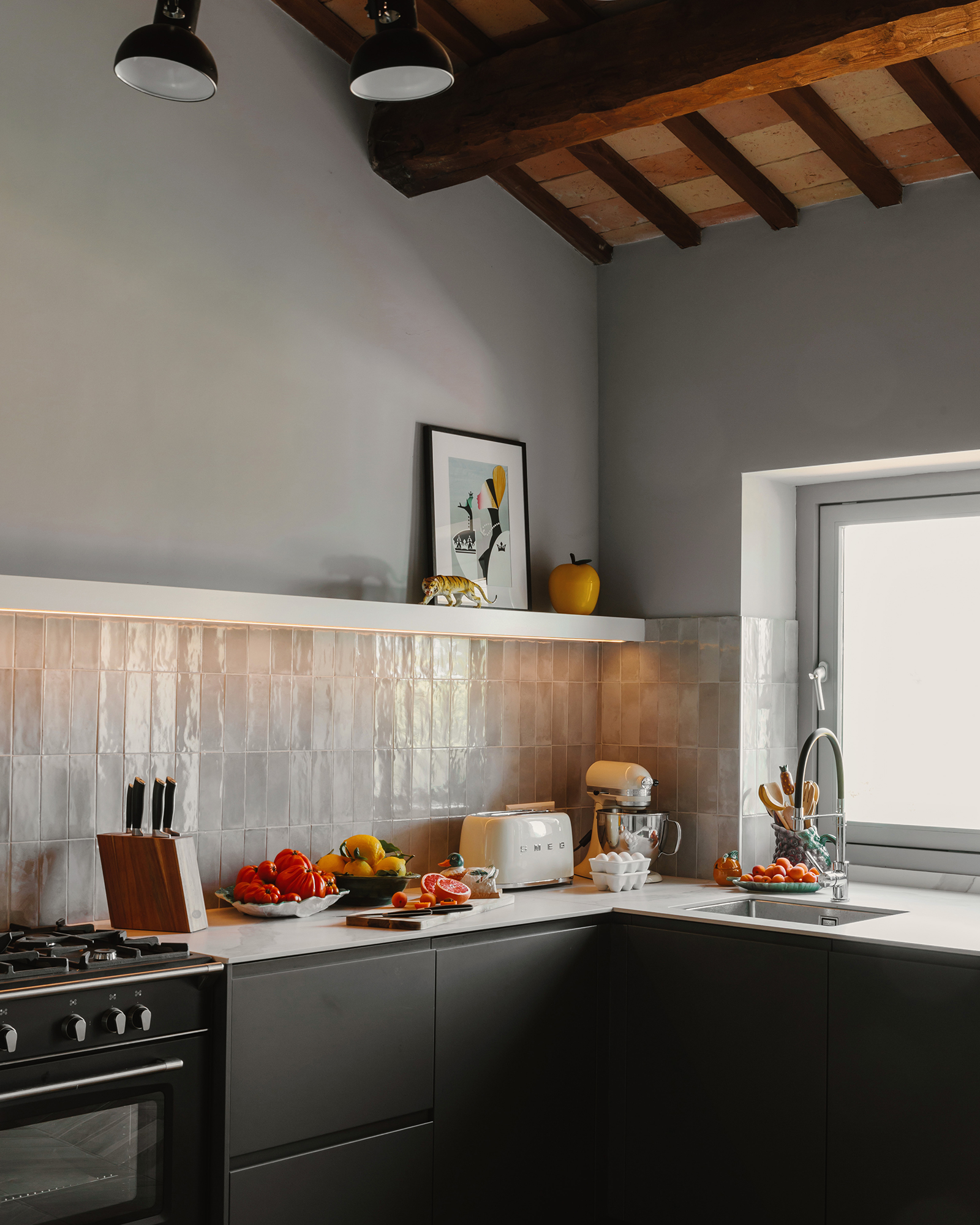 villa-bella-sorpresa_farmhouse_marche-italy_interior-kitchen-detail.jpg