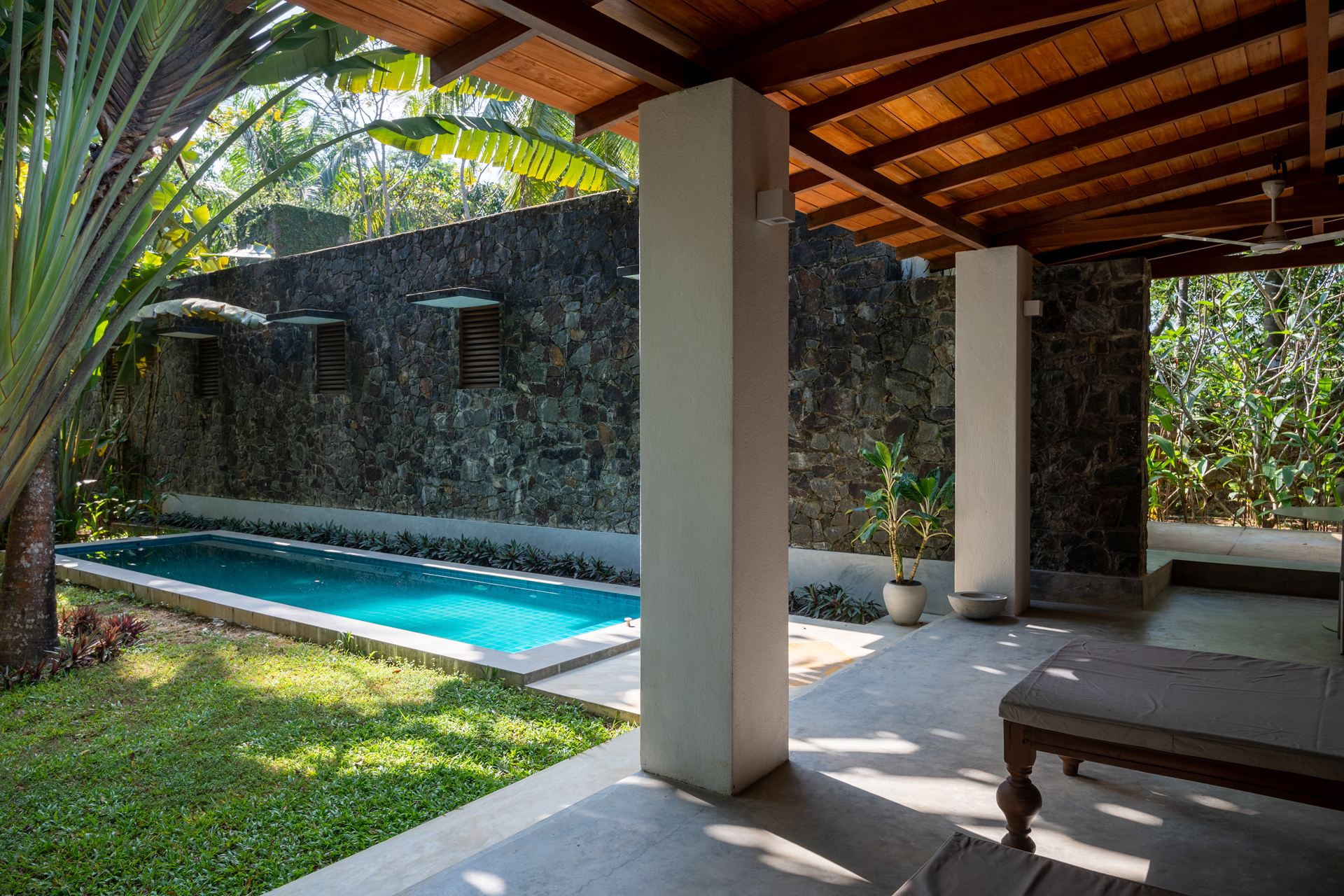 villa-vista-mirissa_villa_Mirissa-sri-lanka_exterior-cottage-pool.jpg
