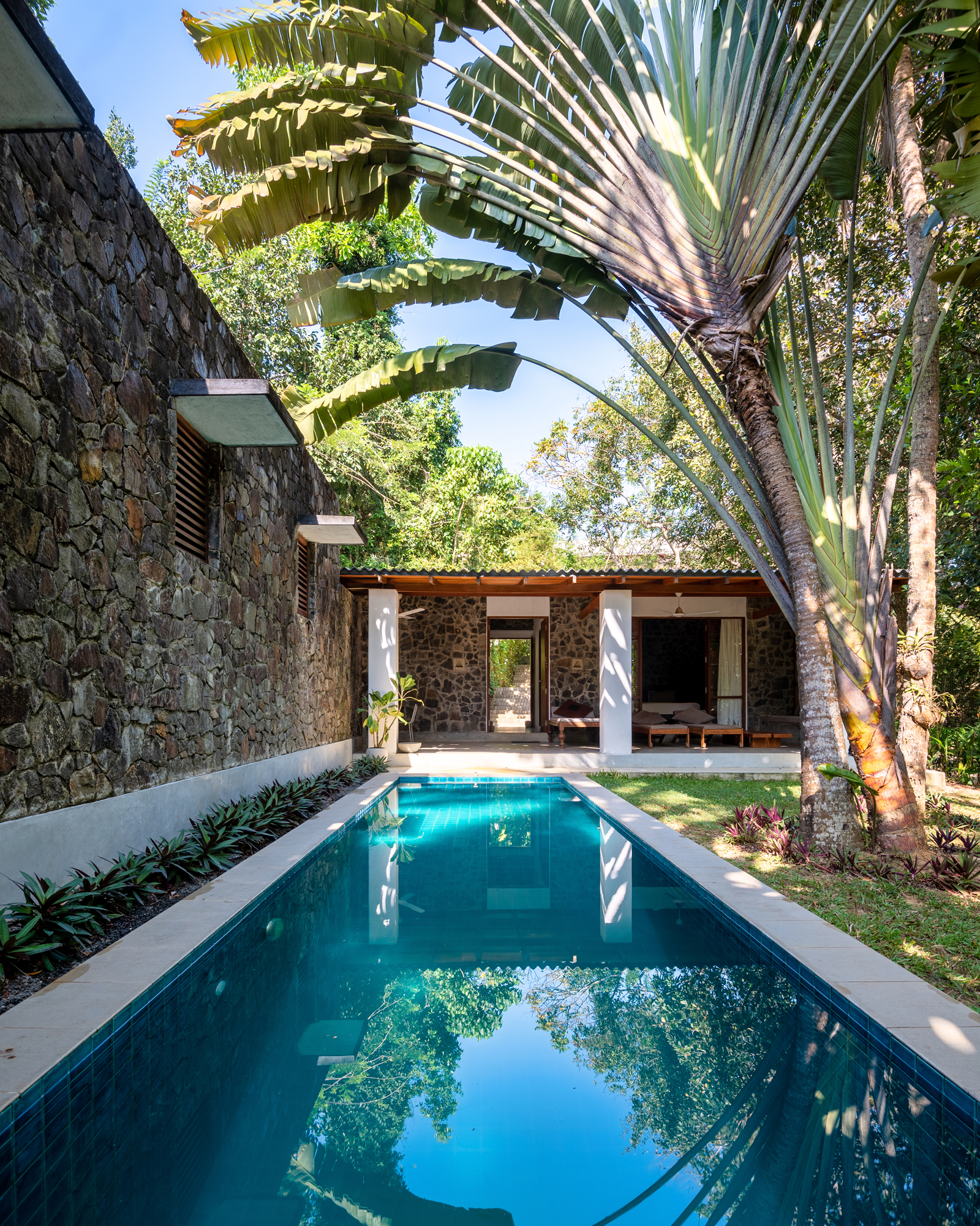 villa-vista-mirissa_villa_Mirissa-sri-lanka_exterior-cottage-pool-view.jpg