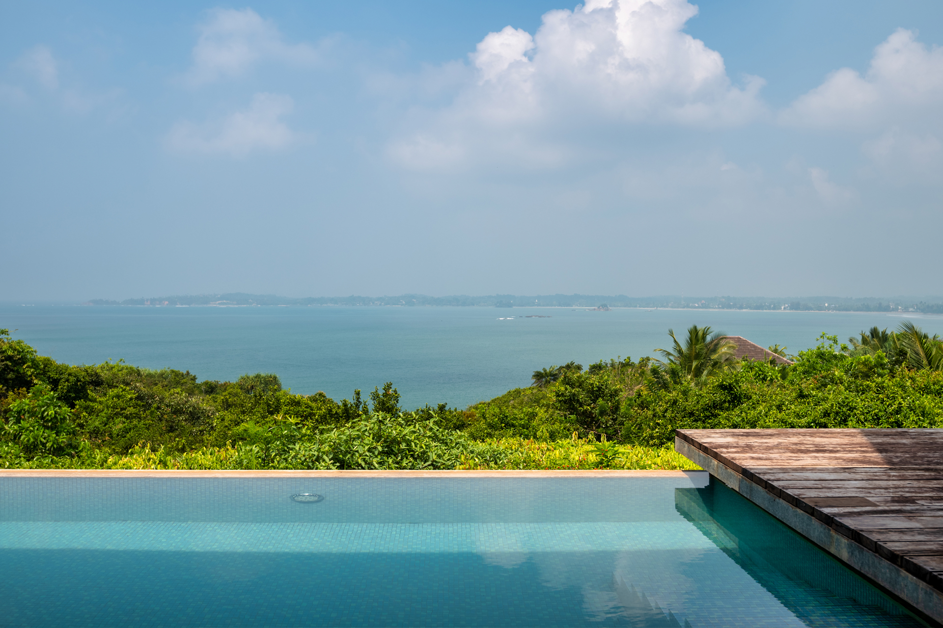 villa-vista-mirissa_villa_Mirissa-sri-lanka_exterior-pool-view.jpg