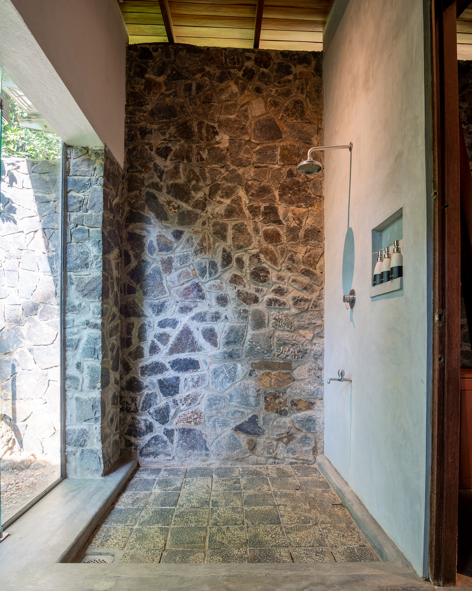 villa-vista-mirissa_villa_Mirissa-sri-lanka_interior-cottage-shower.jpg