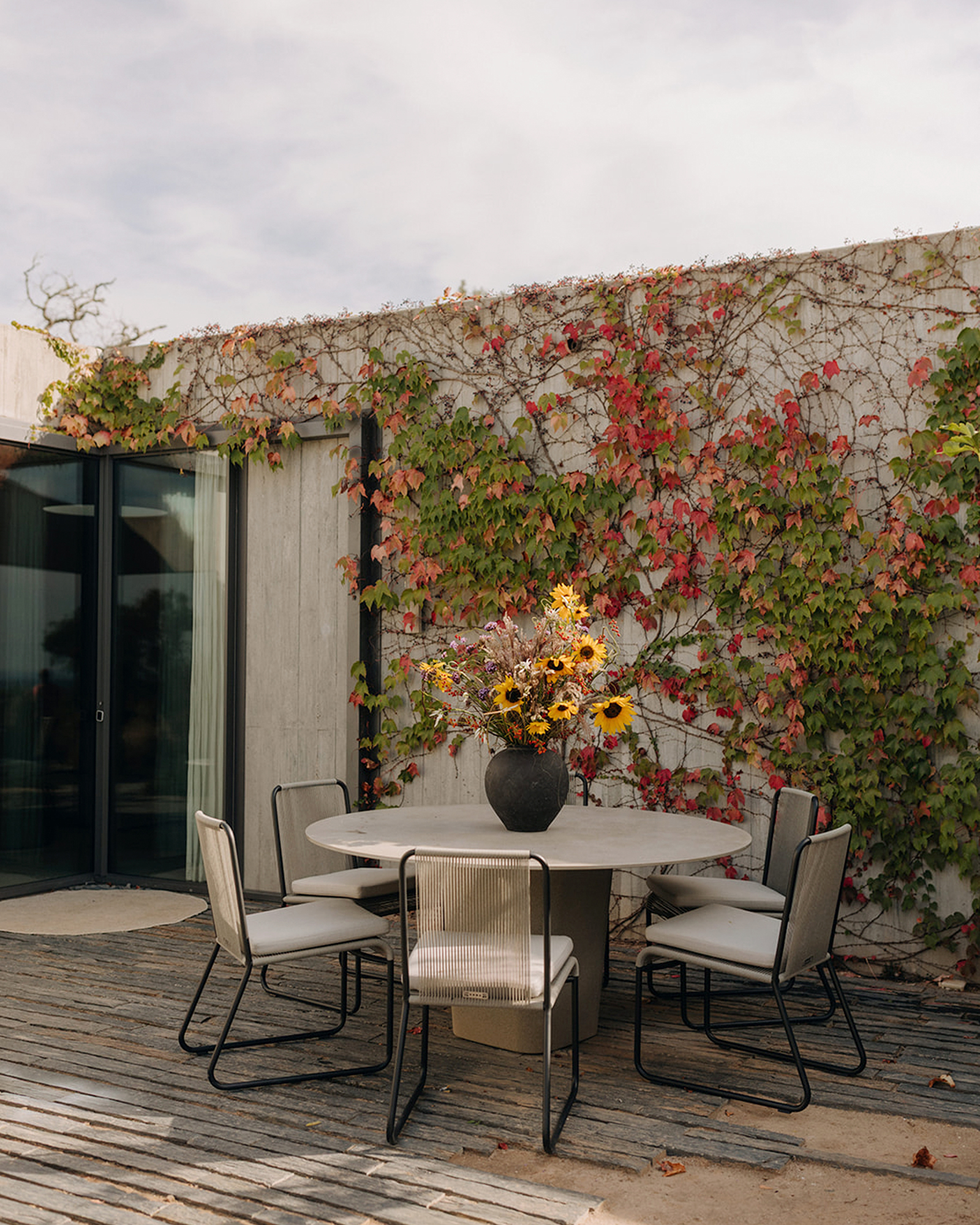 pateos_villa_melides-setubal-portugal_exterior-table-flowers.jpg