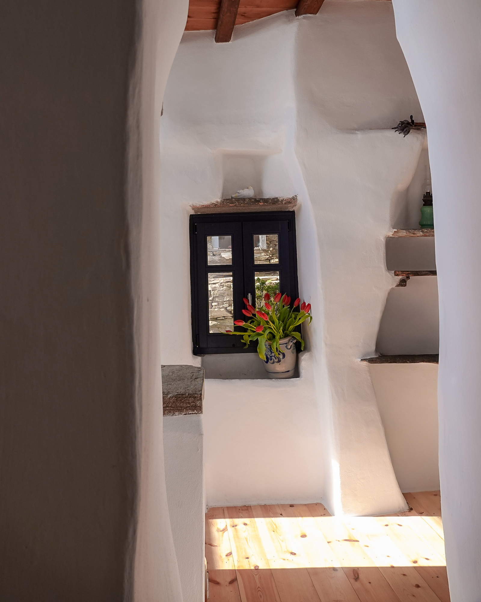 the-artist-house_house_tinos-greece_interior-small-window.jpg