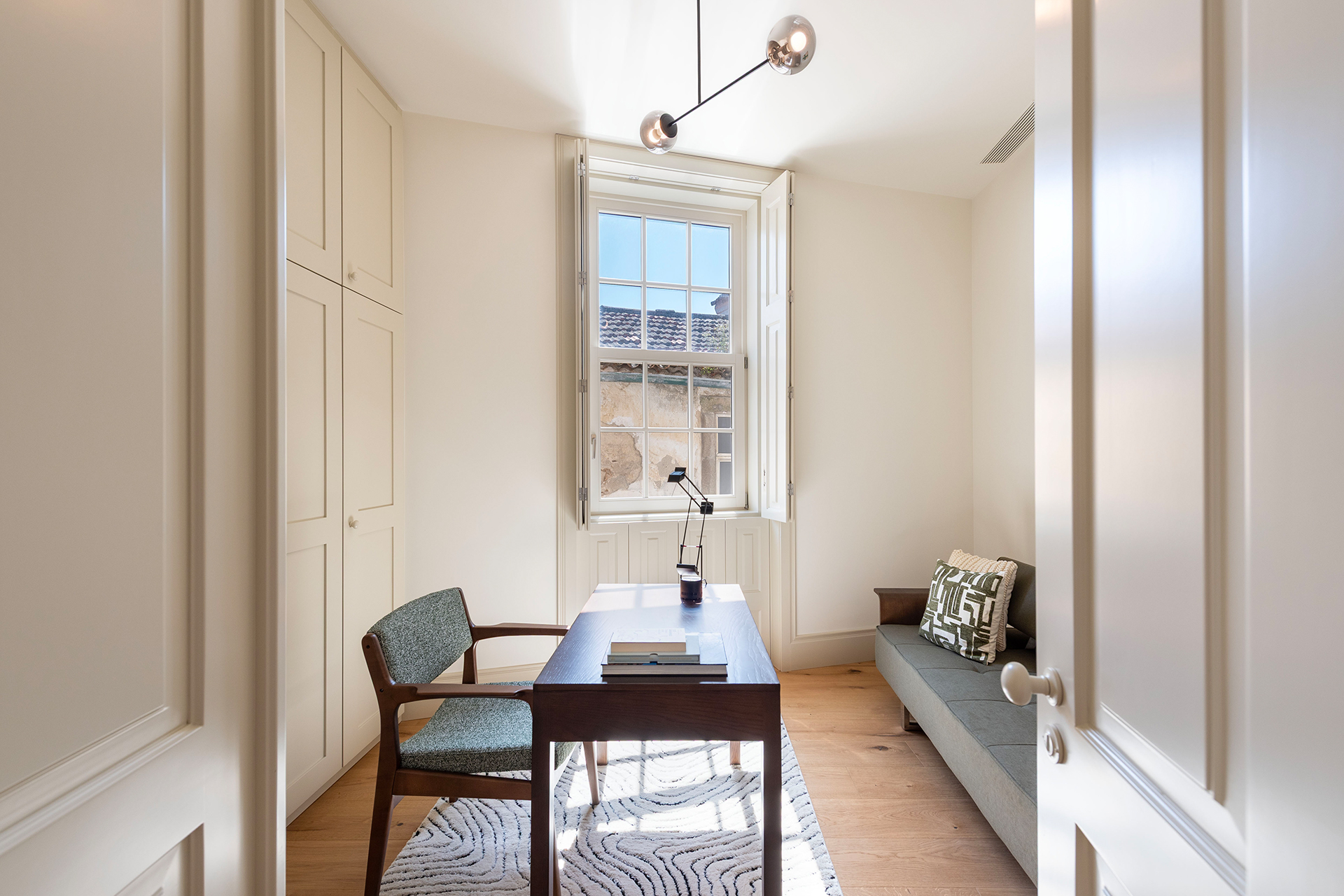 oceanfront-villa-in-porto_villa_porto-portugal_interior-desk.jpg