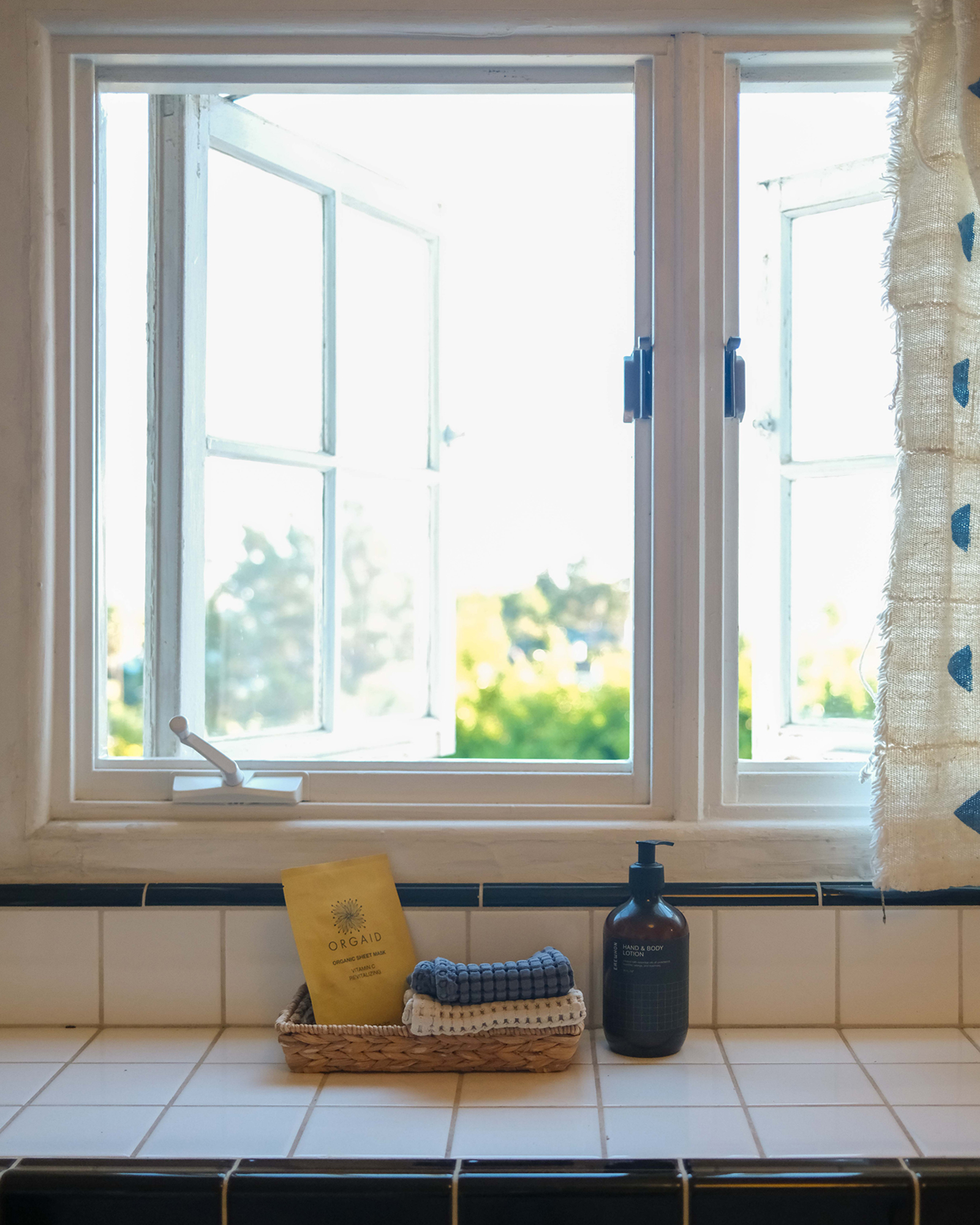 on-hillside_house_los-angeles-california-us_interior-bathroom-window.jpg