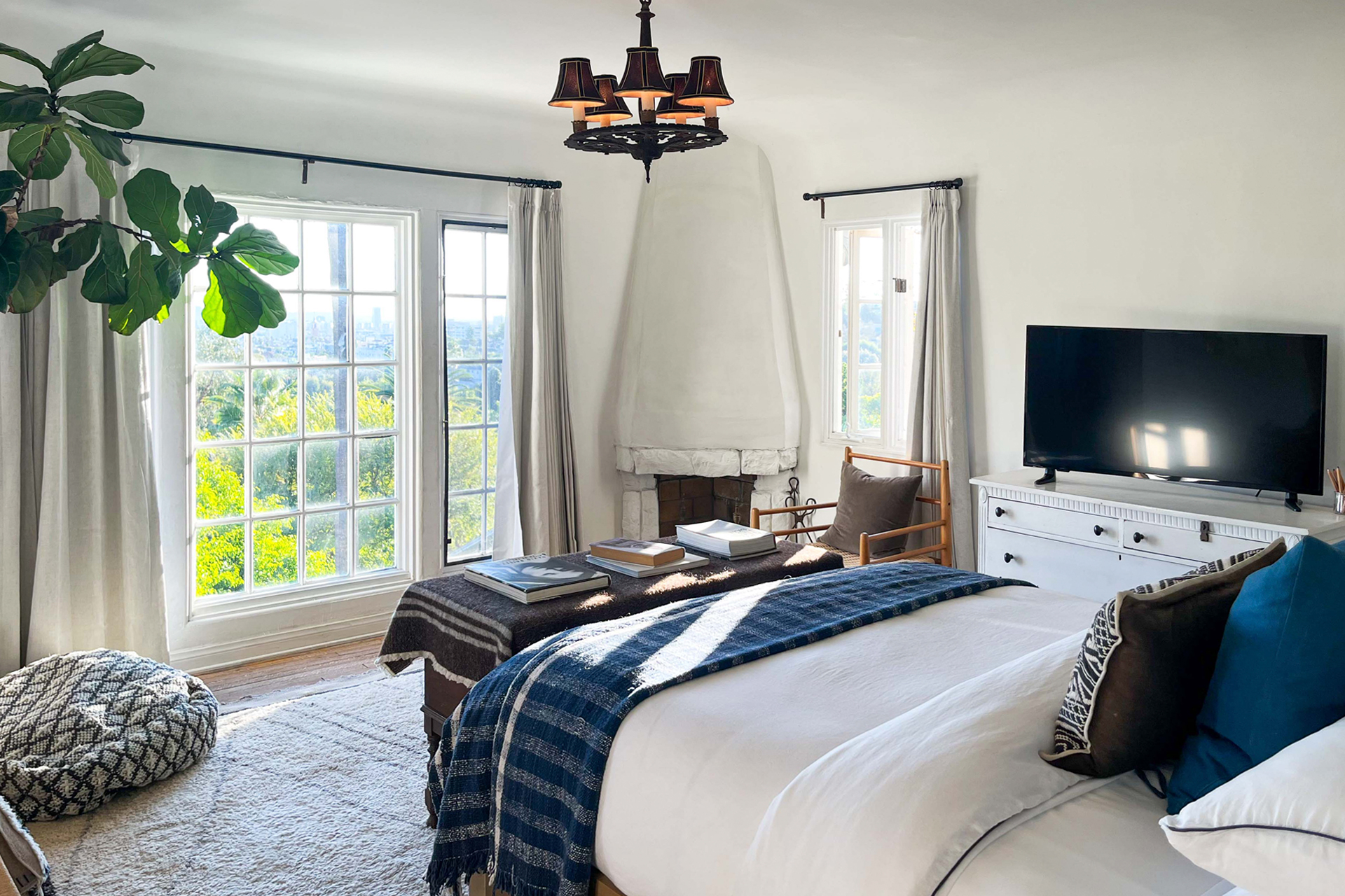 on-hillside_house_los-angeles-california-us_interior-bedroom.jpg