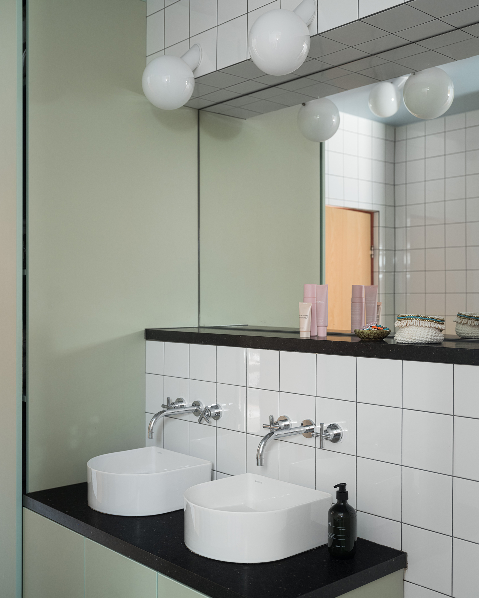 malmo-townhouse-by-the-sea_townhouse_malmo-sweden_interior-bathroom-mirror.jpg