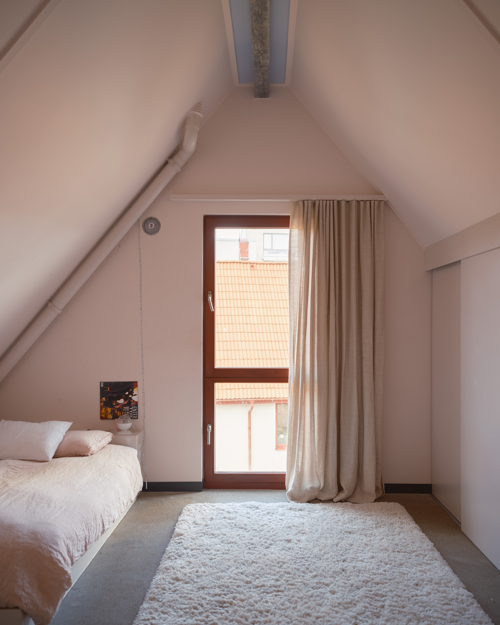 malmo-townhouse-by-the-sea_townhouse_malmo-sweden_interior-bedroom-space.jpg