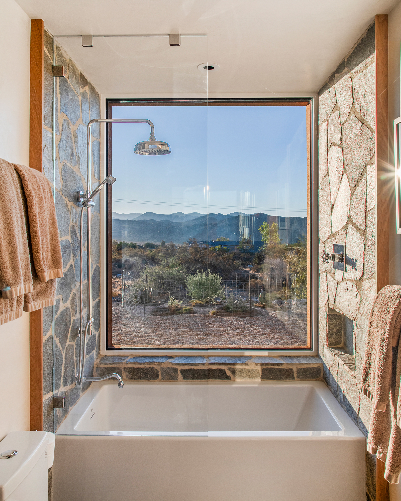 sylvestre_house_california-usa_interior-shower-window.jpg
