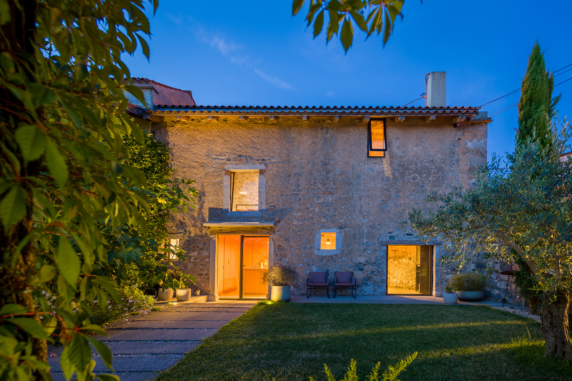 kambra_farmhouse_dutovlje-slovenia_exterior-facade-night.jpg