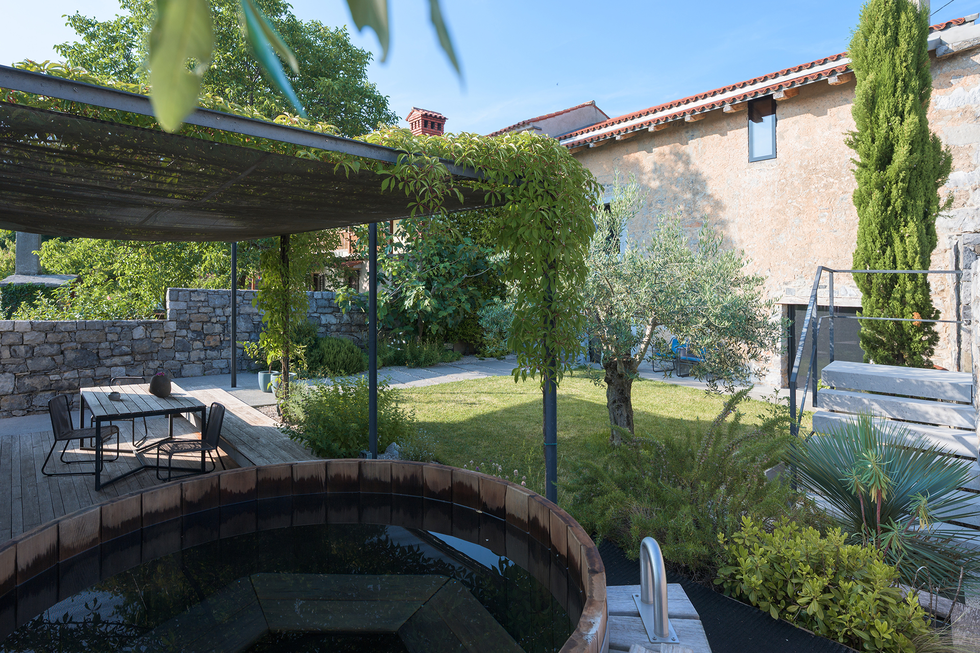 kambra_farmhouse_dutovlje-slovenia_exterior-hot-tub.jpg