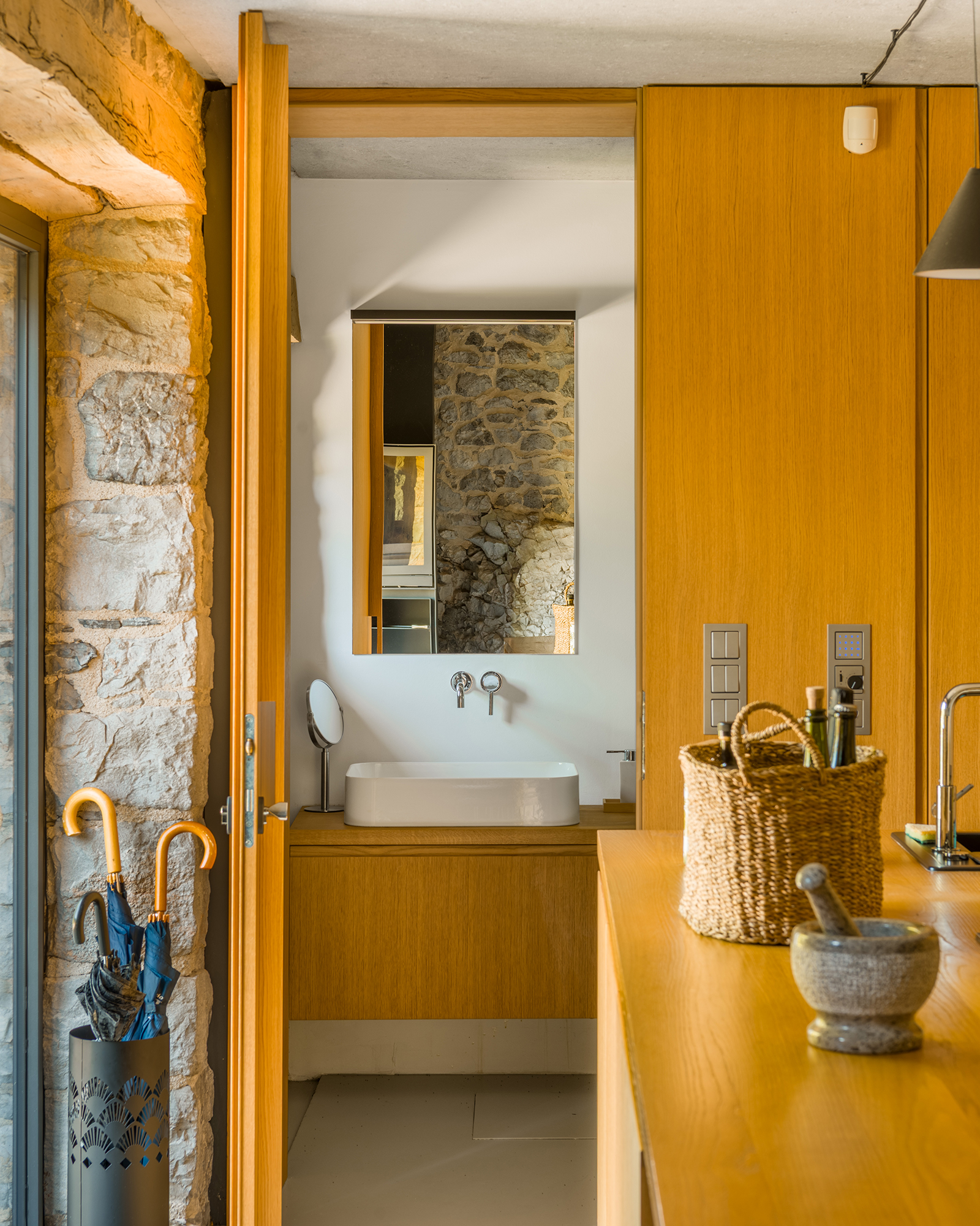 kambra_farmhouse_dutovlje-slovenia_interior-bathroom-mirror.jpg
