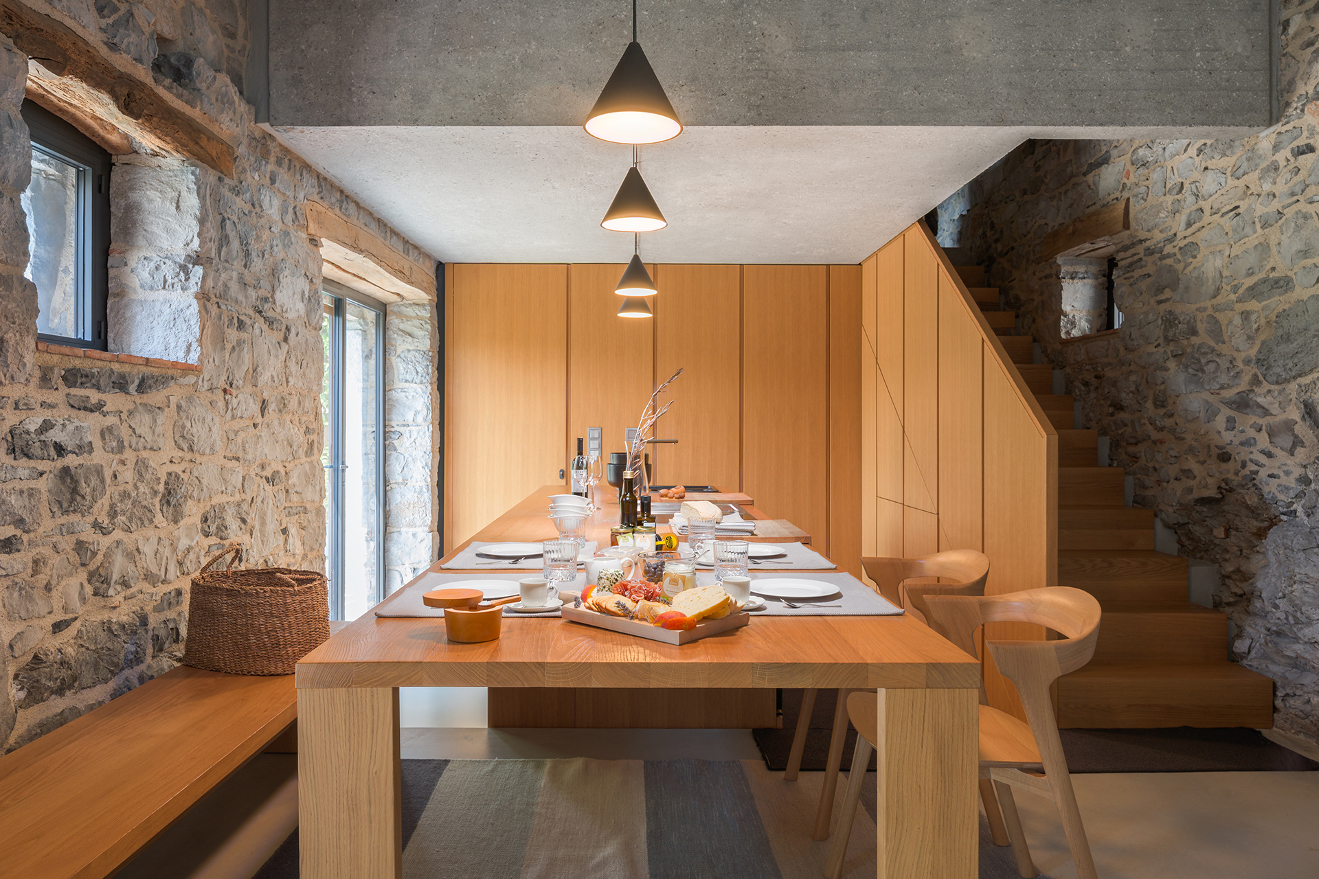 kambra_farmhouse_dutovlje-slovenia_interior-table.jpg