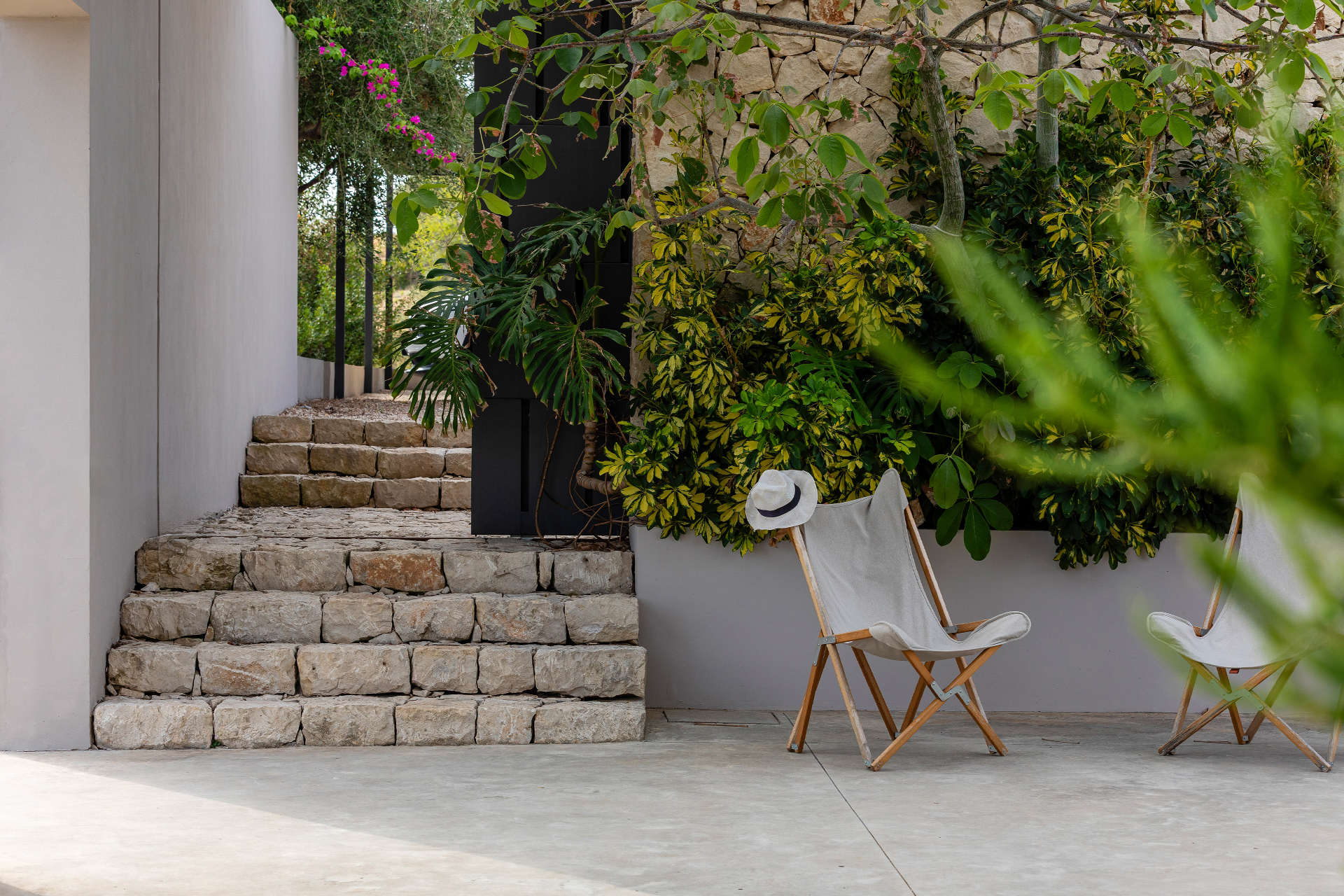 casa-vera_house_noto-sicily-italy_exterior-chair.jpg