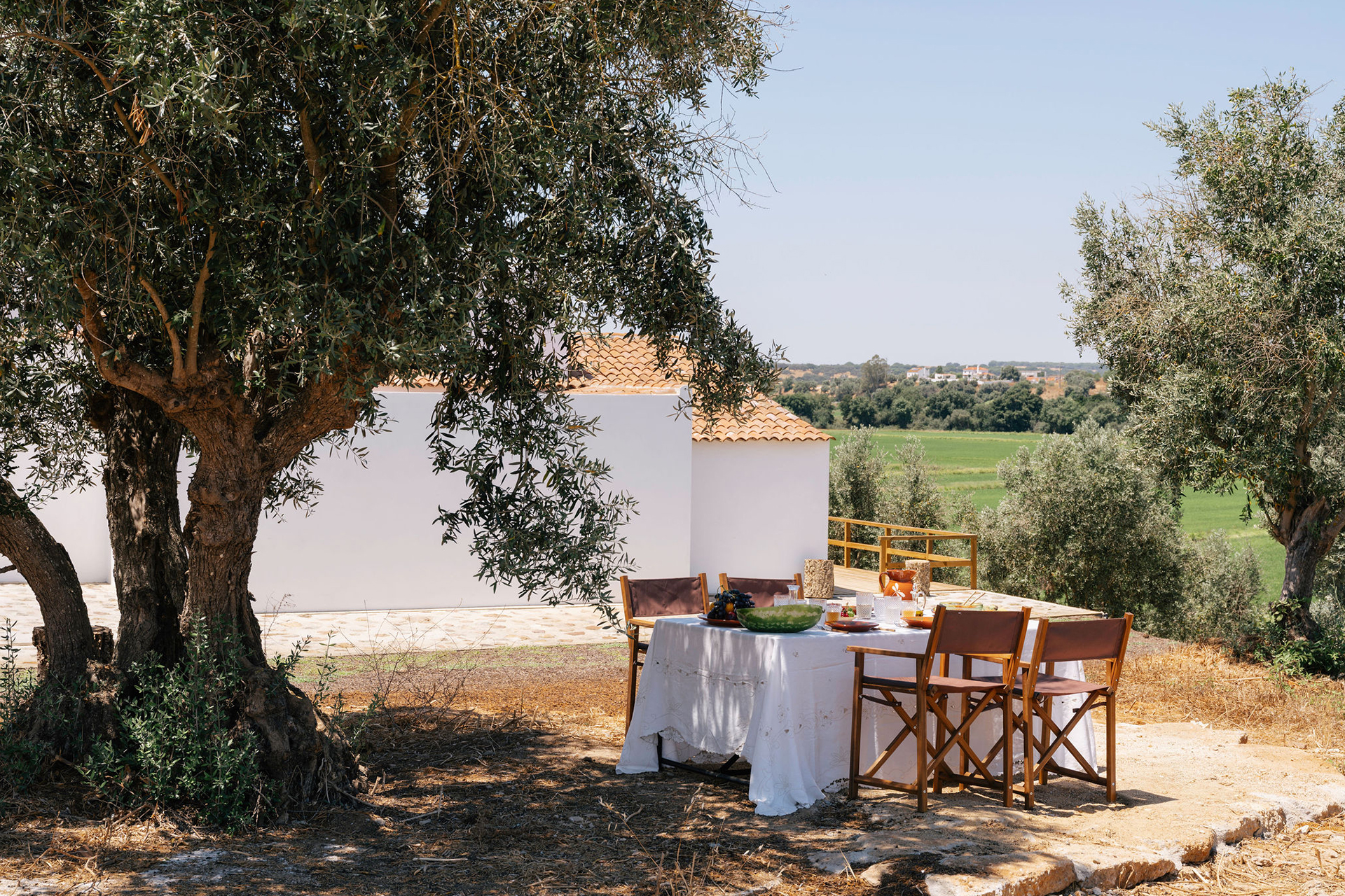 montinhos_estate_setubal-portugal_exterior-table.jpg
