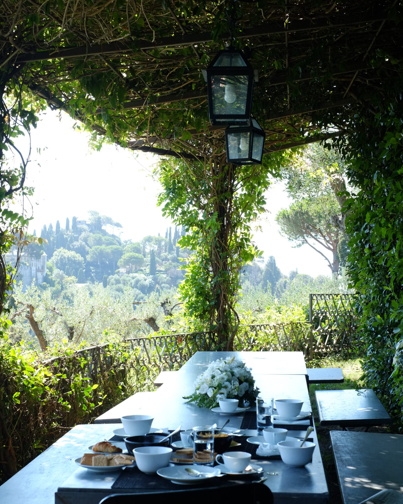 villa-franca_villa_portofino-italy_exterior-table.jpg