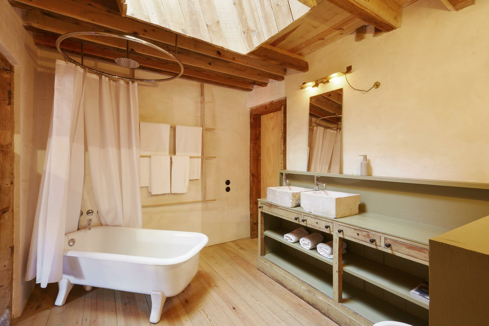 under-a-wooden-sky_apartment_lisbon-portugal_interior-bathroom.jpg