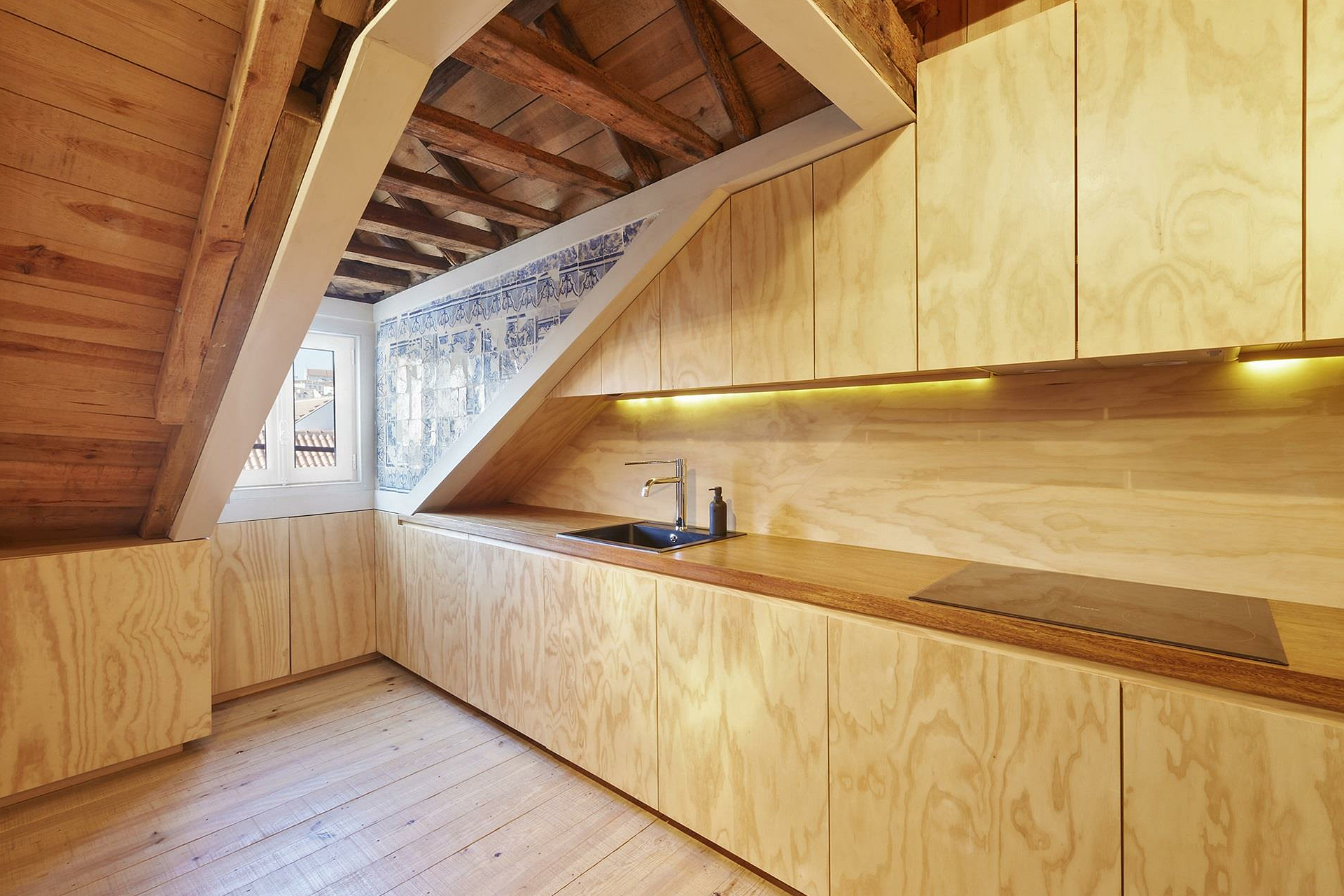 under-a-wooden-sky_apartment_lisbon-portugal_interior-kitchen.jpg