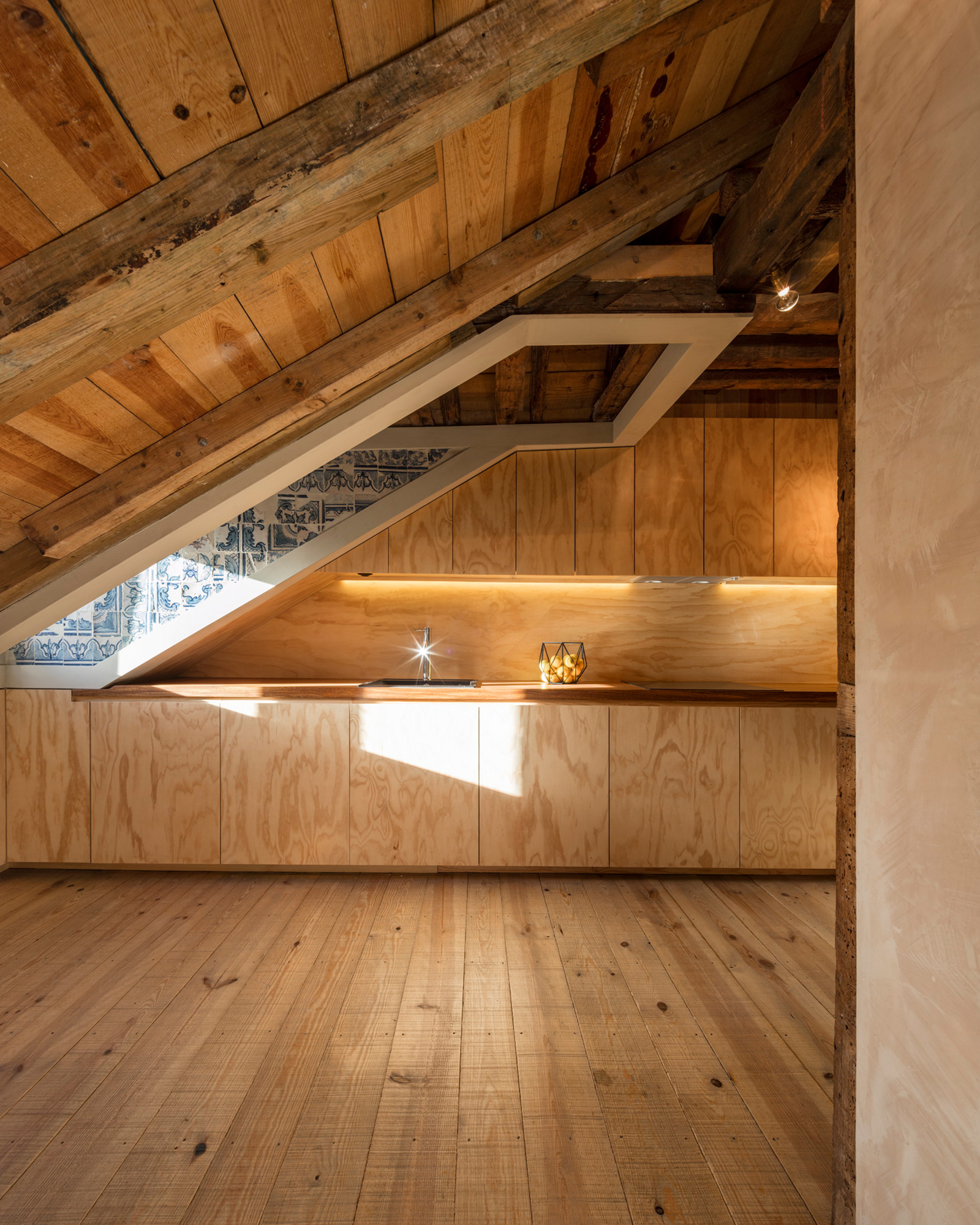 under-a-wooden-sky_apartment_lisbon-portugal_interior-kitchen-space.jpg