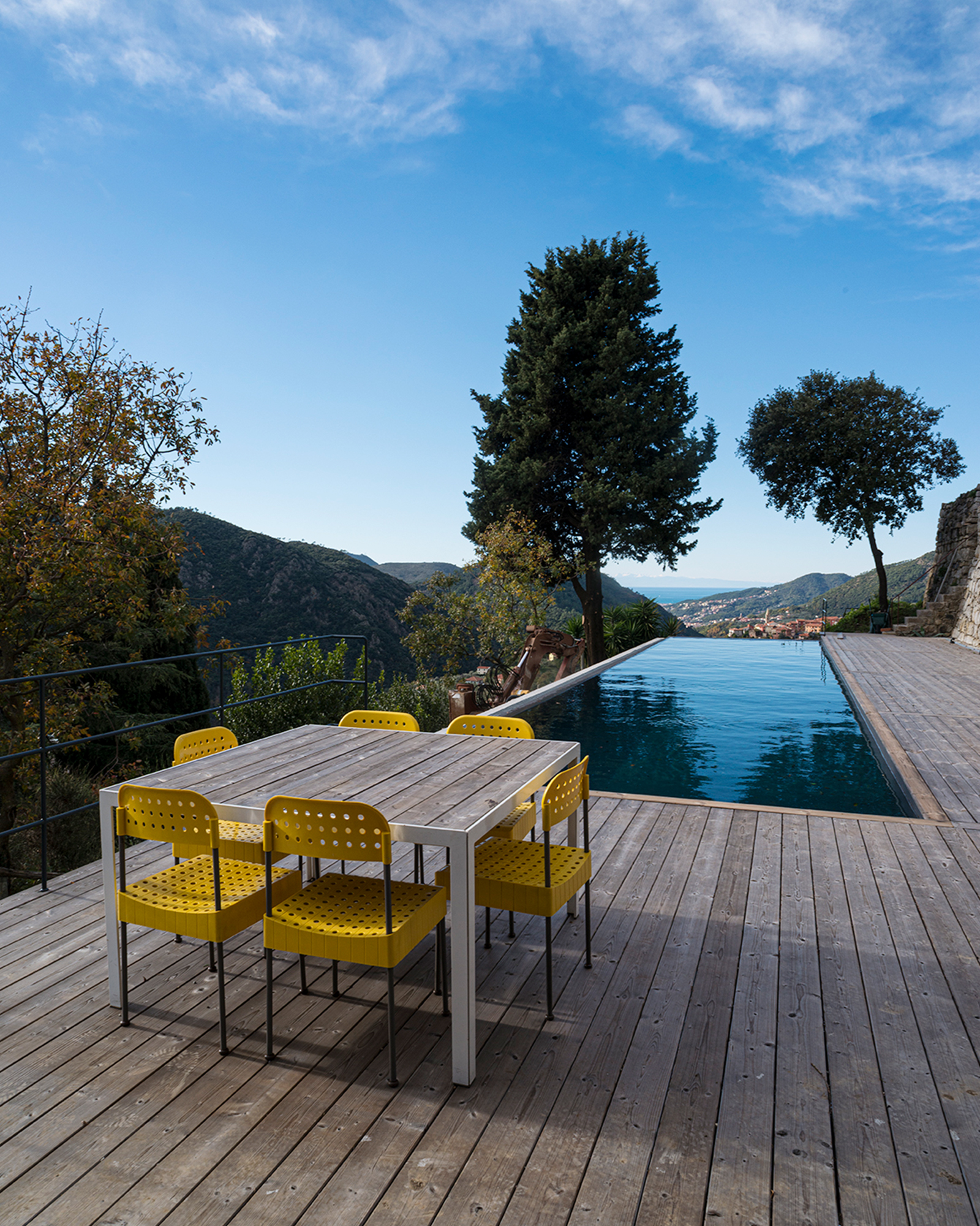 casa-rufo_villa_chiavarese-liguria-italy_exterior-pool-table.jpg