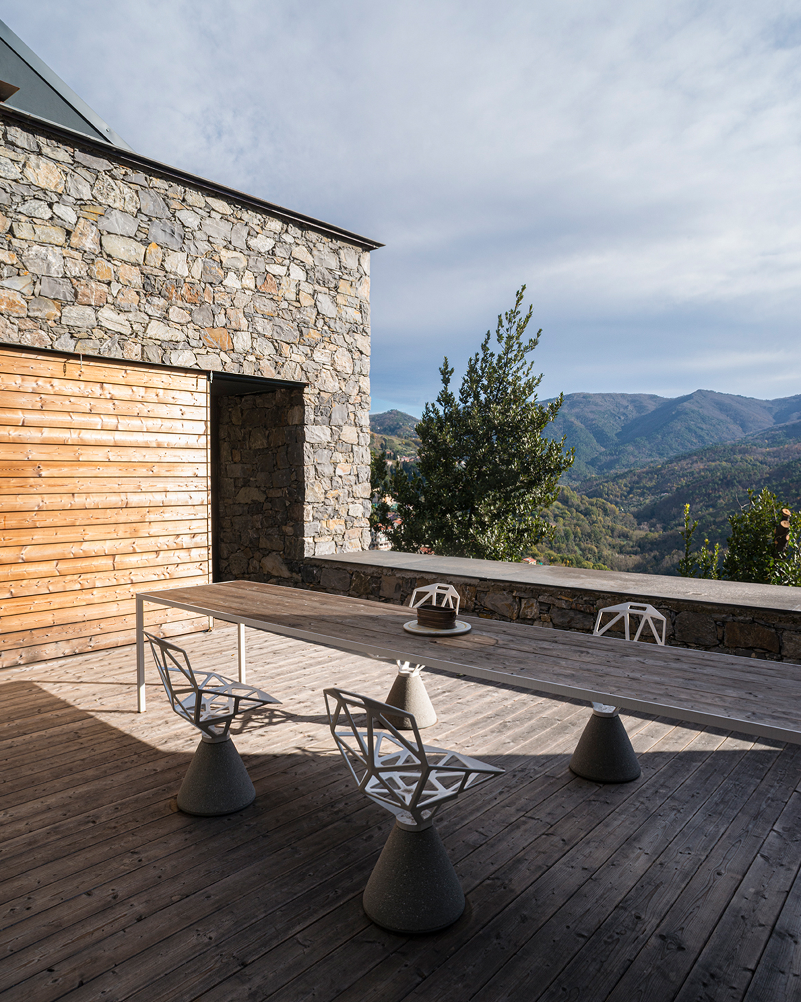 casa-rufo_villa_chiavarese-liguria-italy_exterior-terrace-view.jpg
