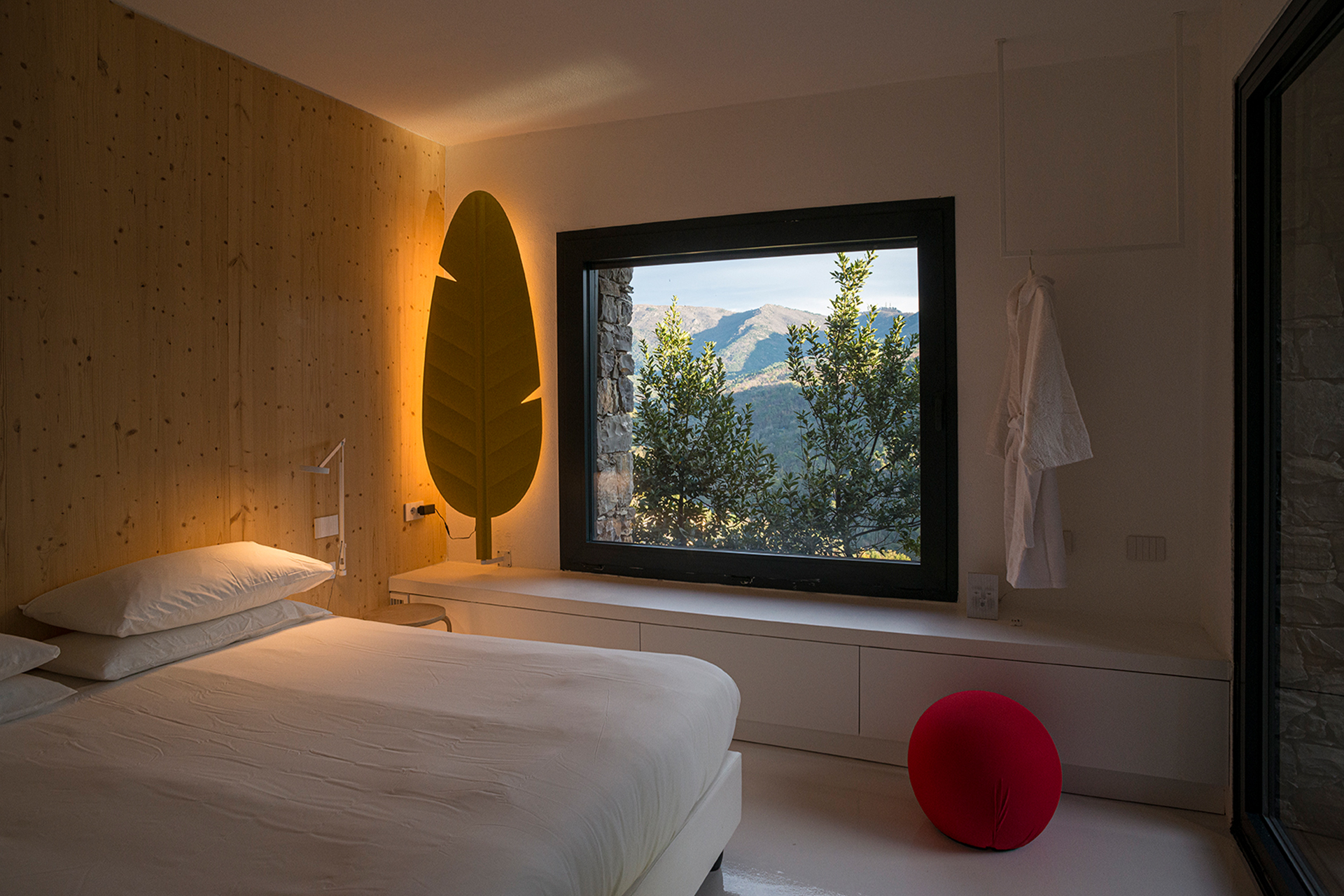 casa-rufo_villa_chiavarese-liguria-italy_interior-bedroom-view.jpg
