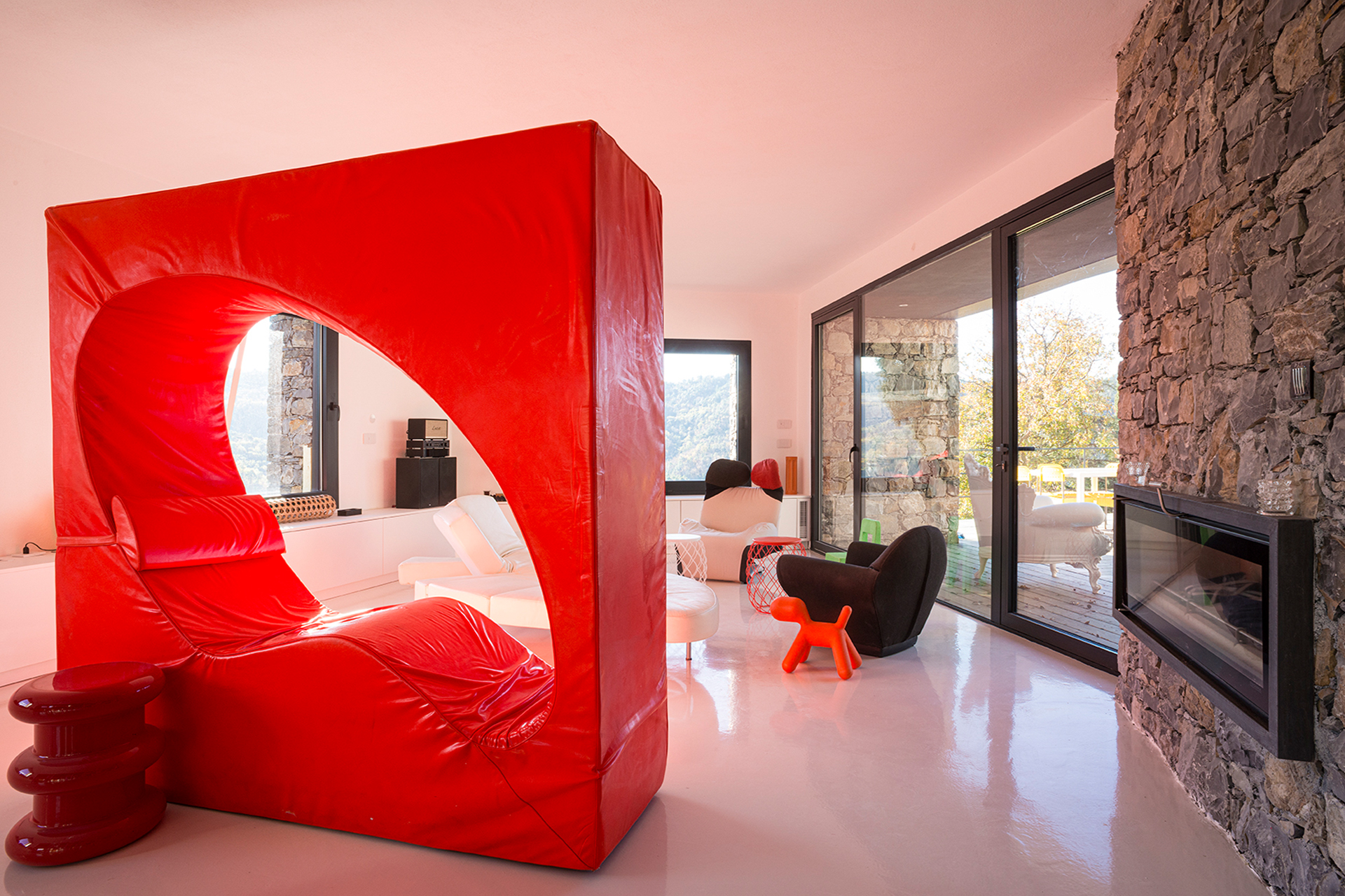 casa-rufo_villa_chiavarese-liguria-italy_interior-red-sofa.jpg