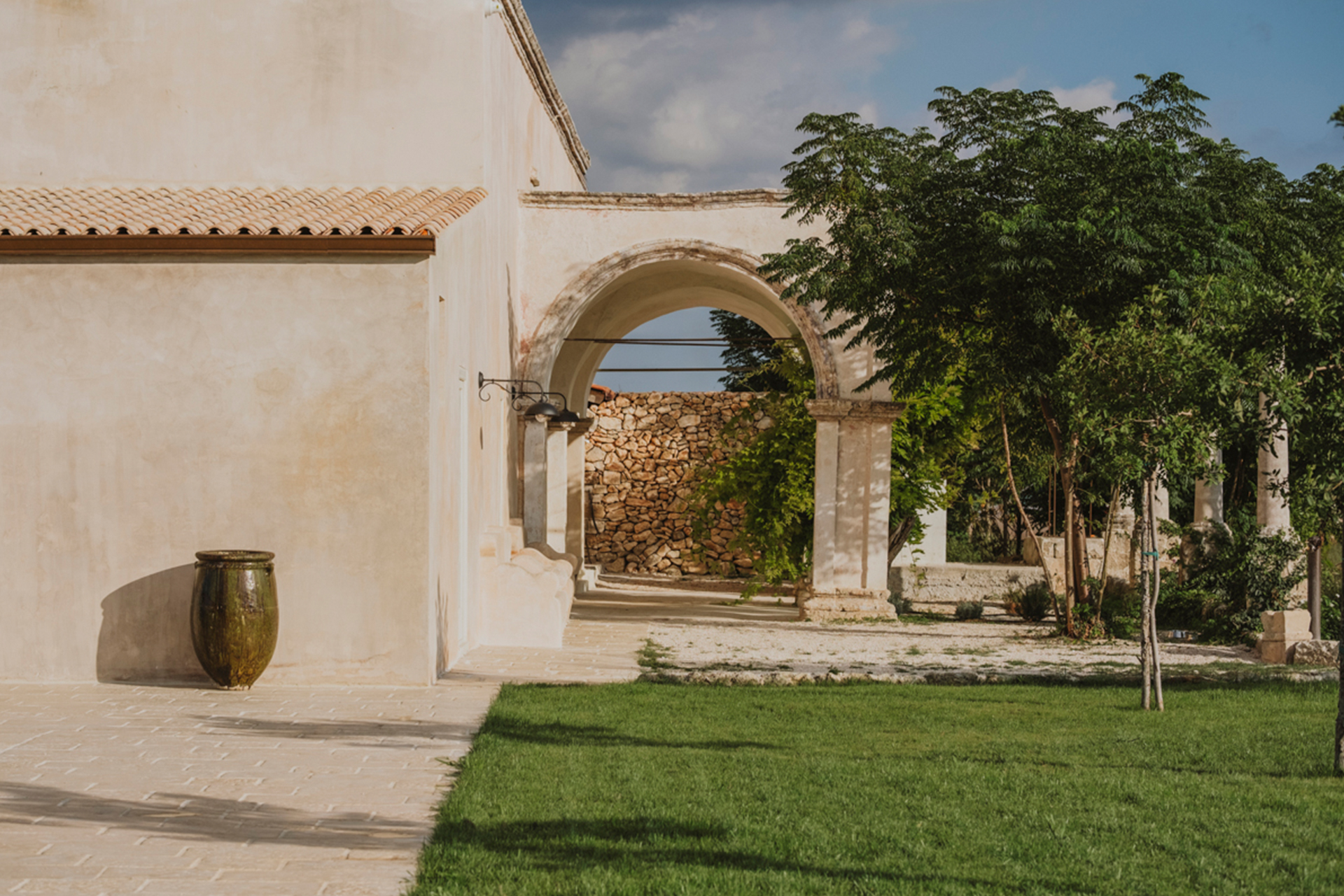 villa-prete_estate_puglia-italy_exterior-arch.jpg