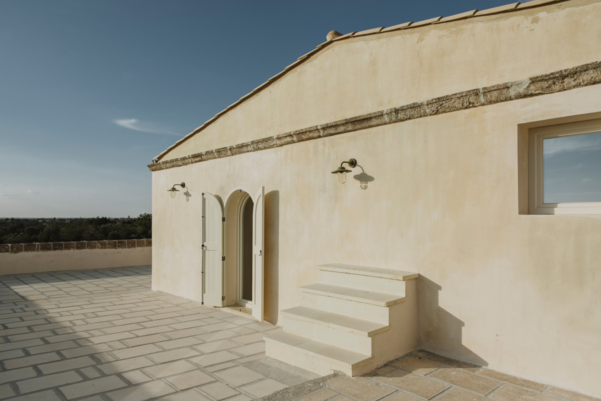 villa-prete_estate_puglia-italy_exterior-facade-stairs.jpg