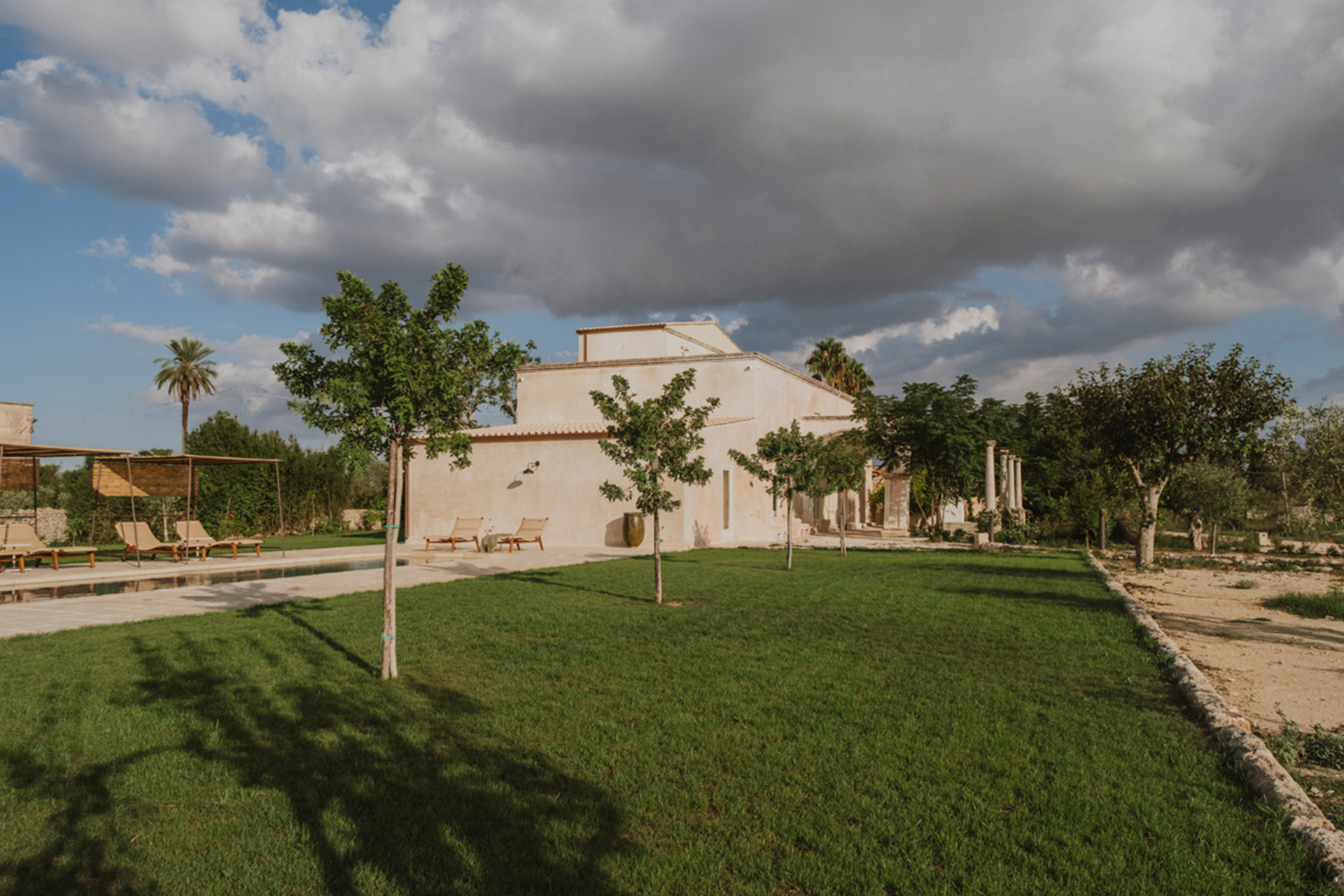 villa-prete_estate_puglia-italy_exterior-garden.jpg