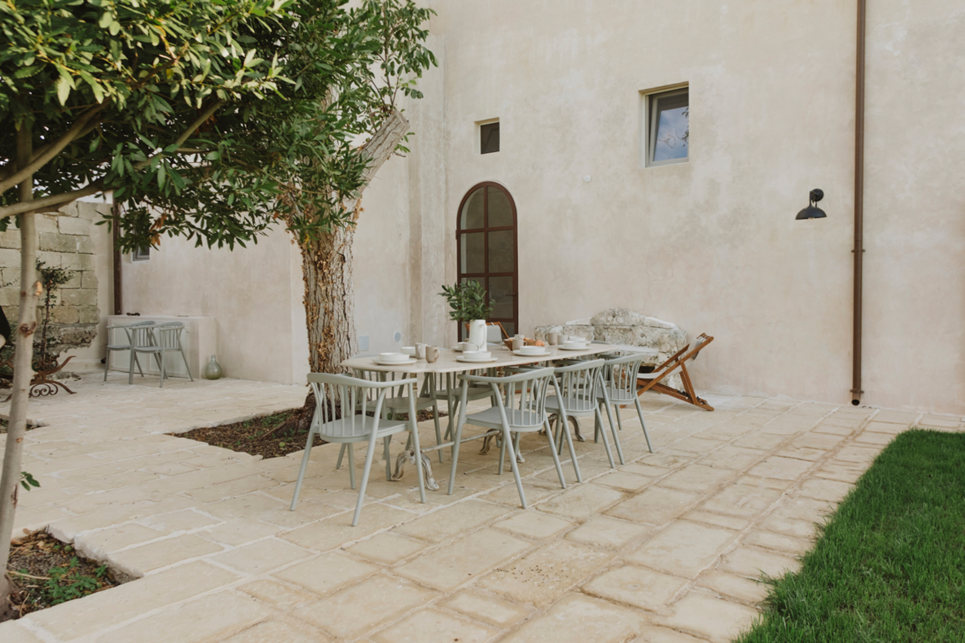 villa-prete_estate_puglia-italy_exterior-table-design.jpg