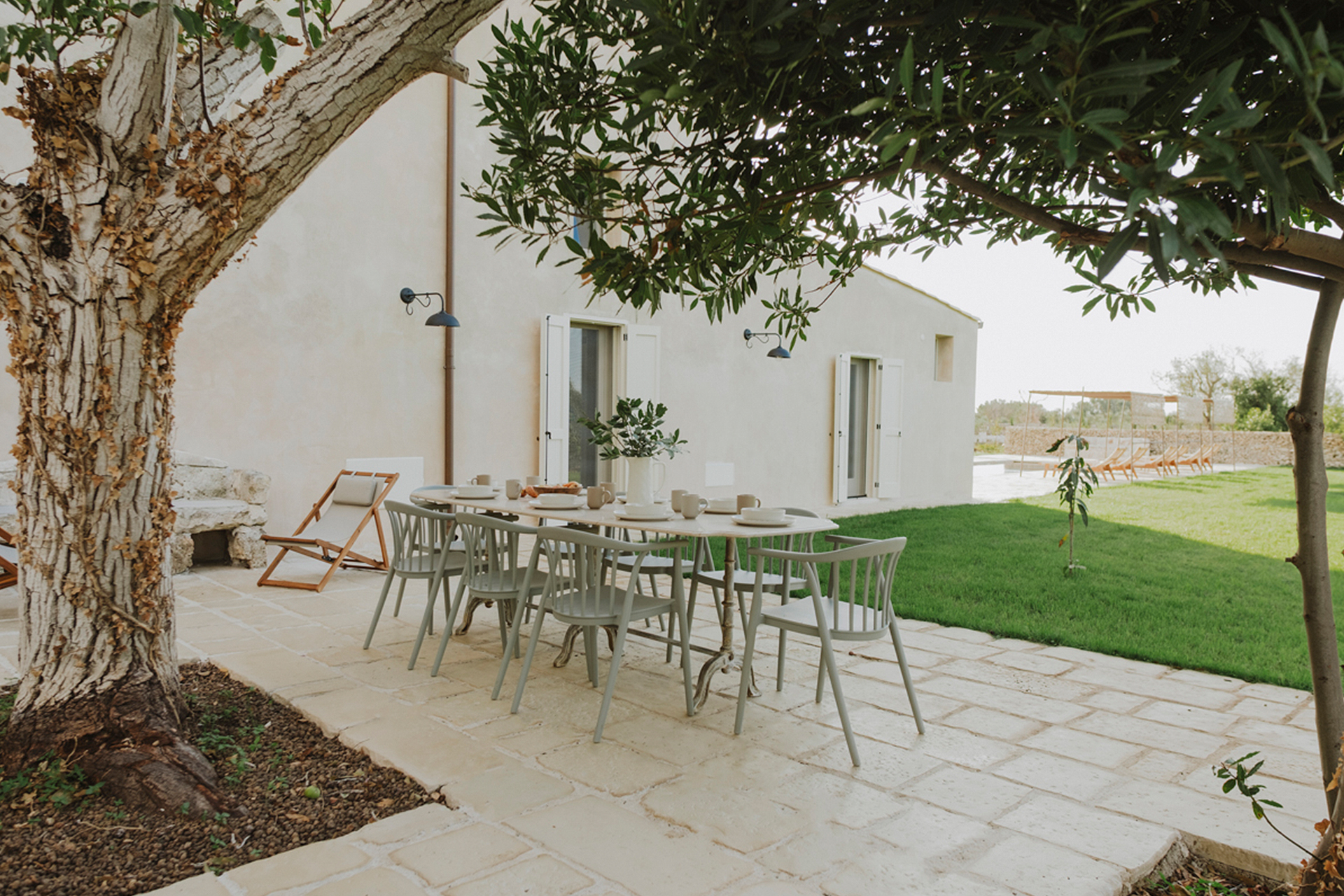 villa-prete_estate_puglia-italy_exterior-table-tree.jpg