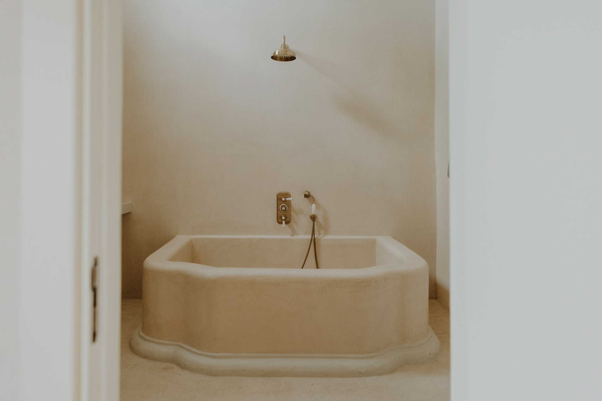 villa-prete_estate_puglia-italy_interior-bath-tub.jpg
