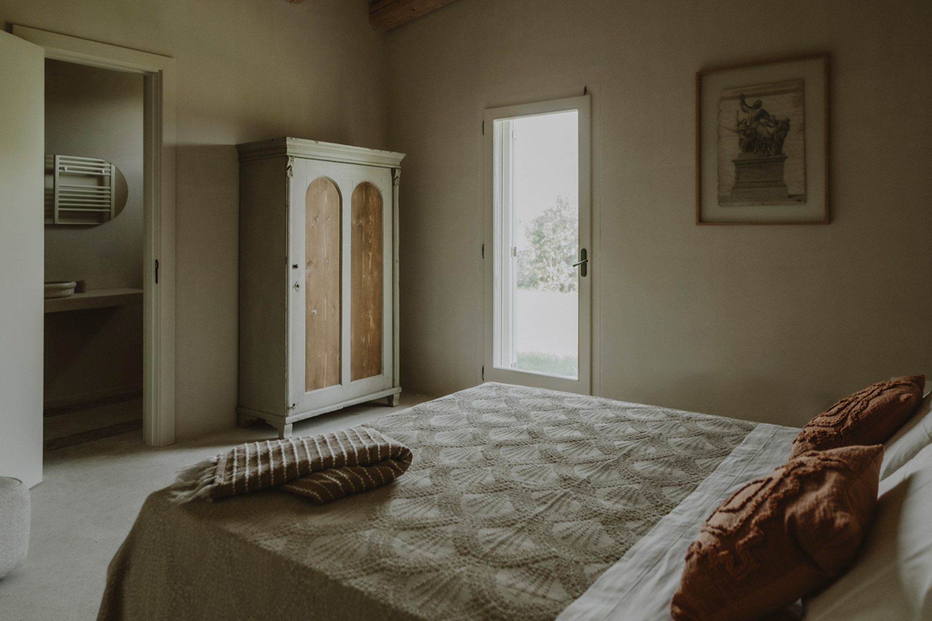 villa-prete_estate_puglia-italy_interior-bed-room-space.jpg