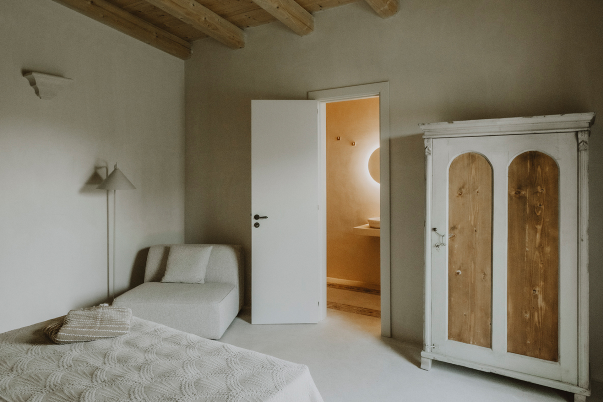 villa-prete_estate_puglia-italy_interior-bedroom-room.jpg