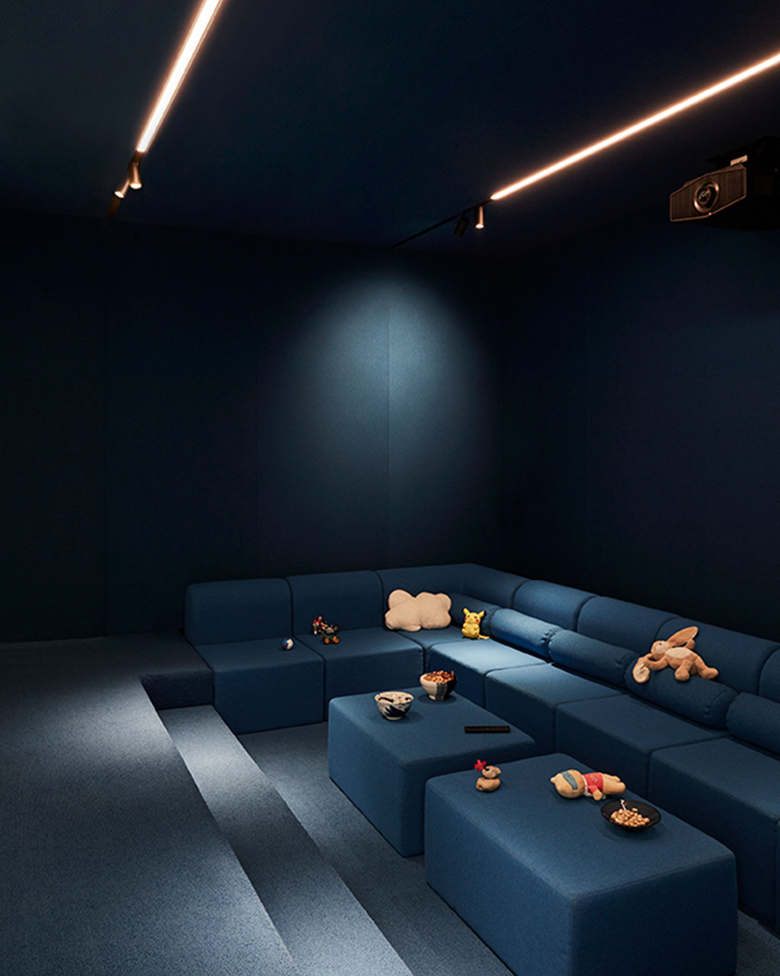 gallery-house_house_los-angeles-california-usa_interior-blue-space.jpg