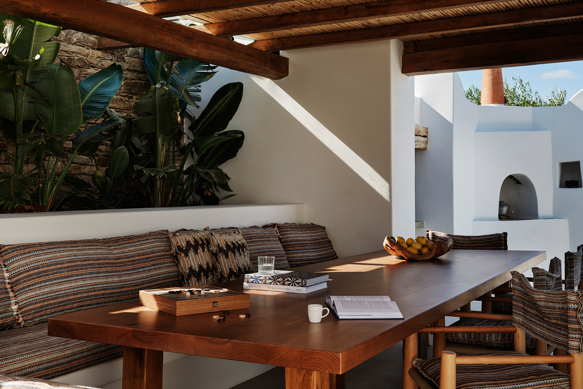 ona_villa_ios-greece_exterior-table.jpg