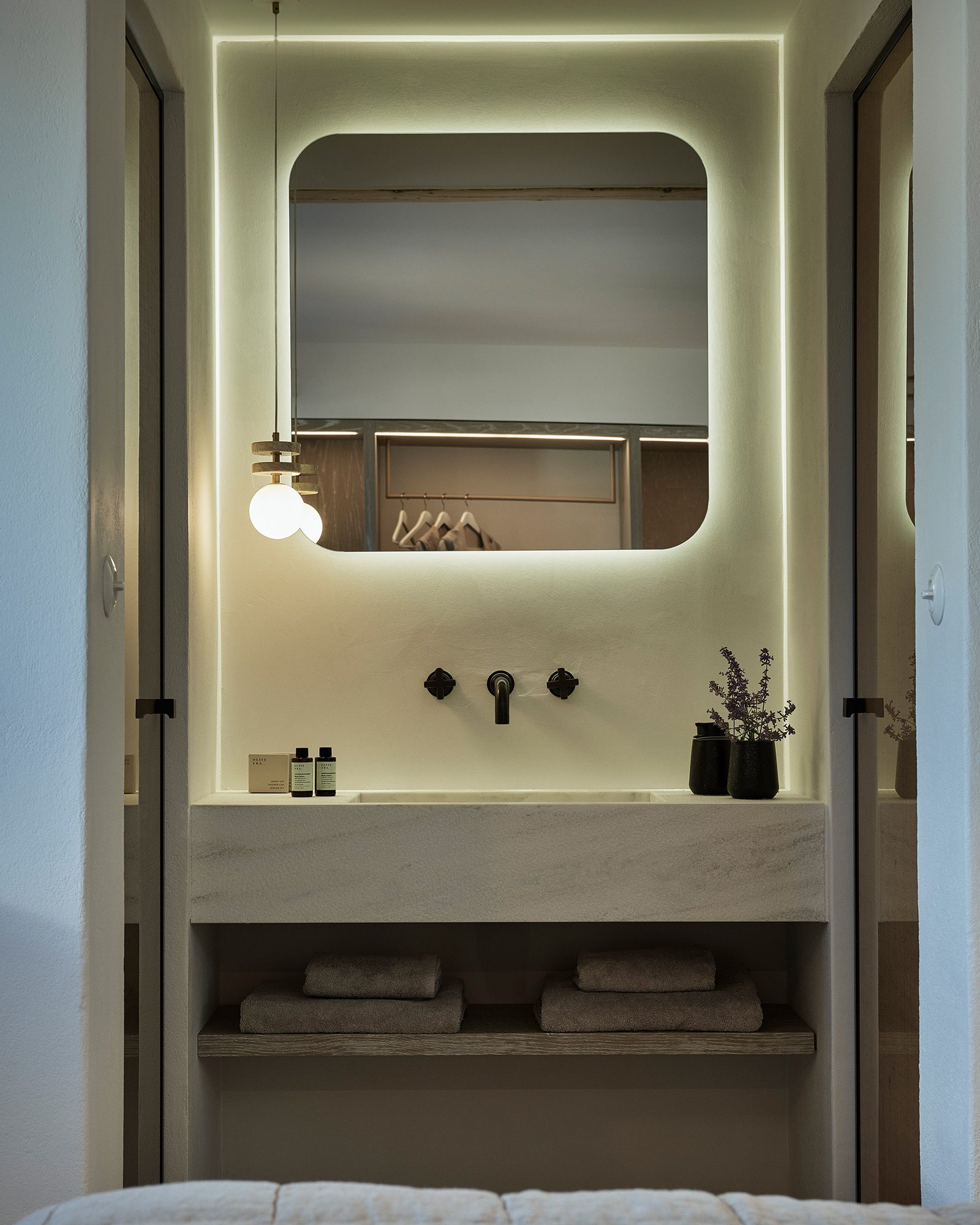 ona_villa_ios-greece_interior-bathroom-mirror.jpg
