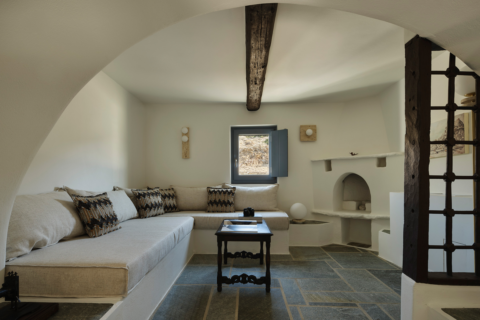 ona_villa_ios-greece_interior-sofa.jpg