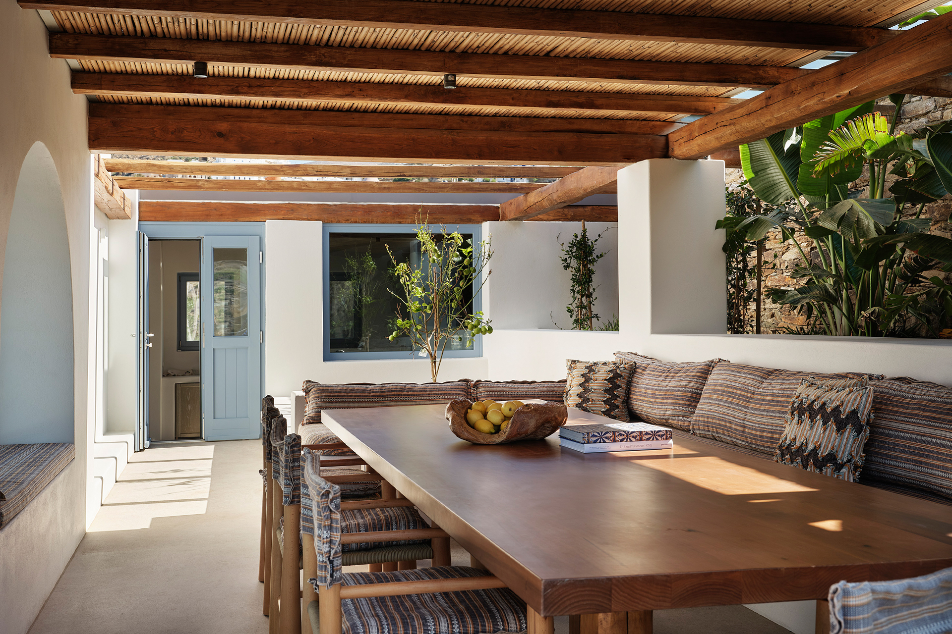 ona_villa_ios-greece_interior-table.jpg