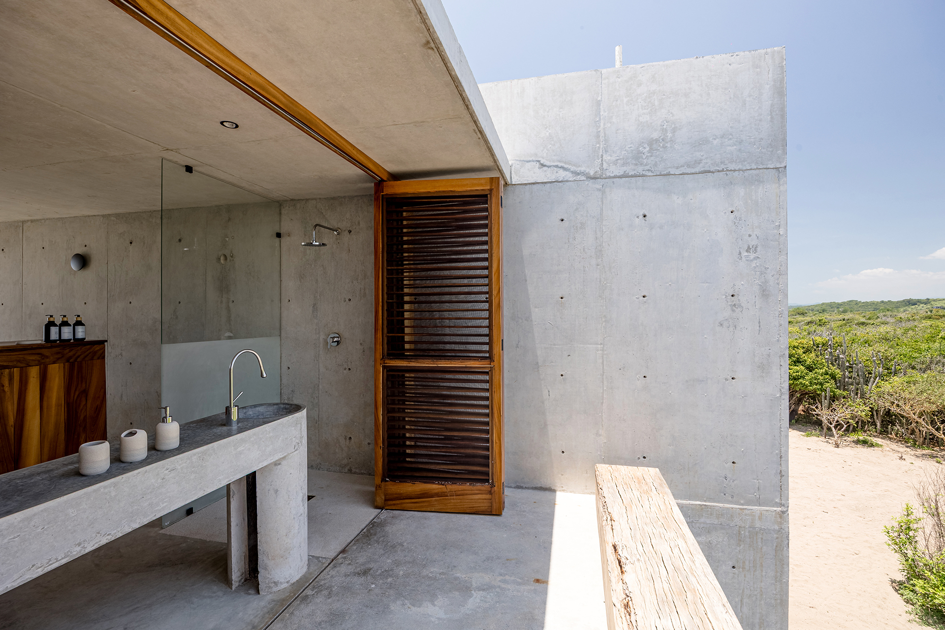tropical-brutalist-oceanfront-villa_villa_oaxaca-mexico_exterior-bathroom.jpg