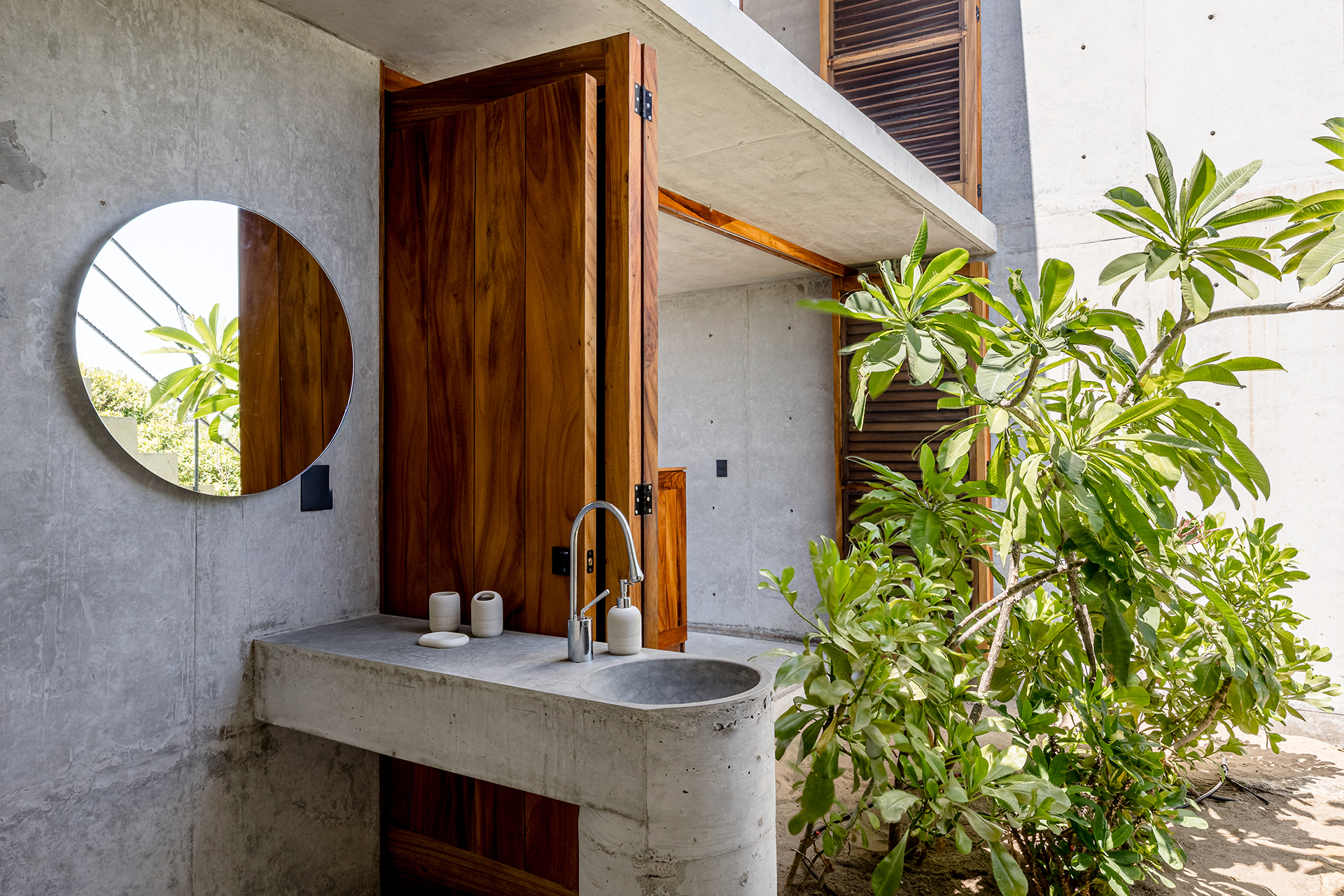 tropical-brutalist-oceanfront-villa_villa_oaxaca-mexico_exterior-bathroom-mirror.jpg