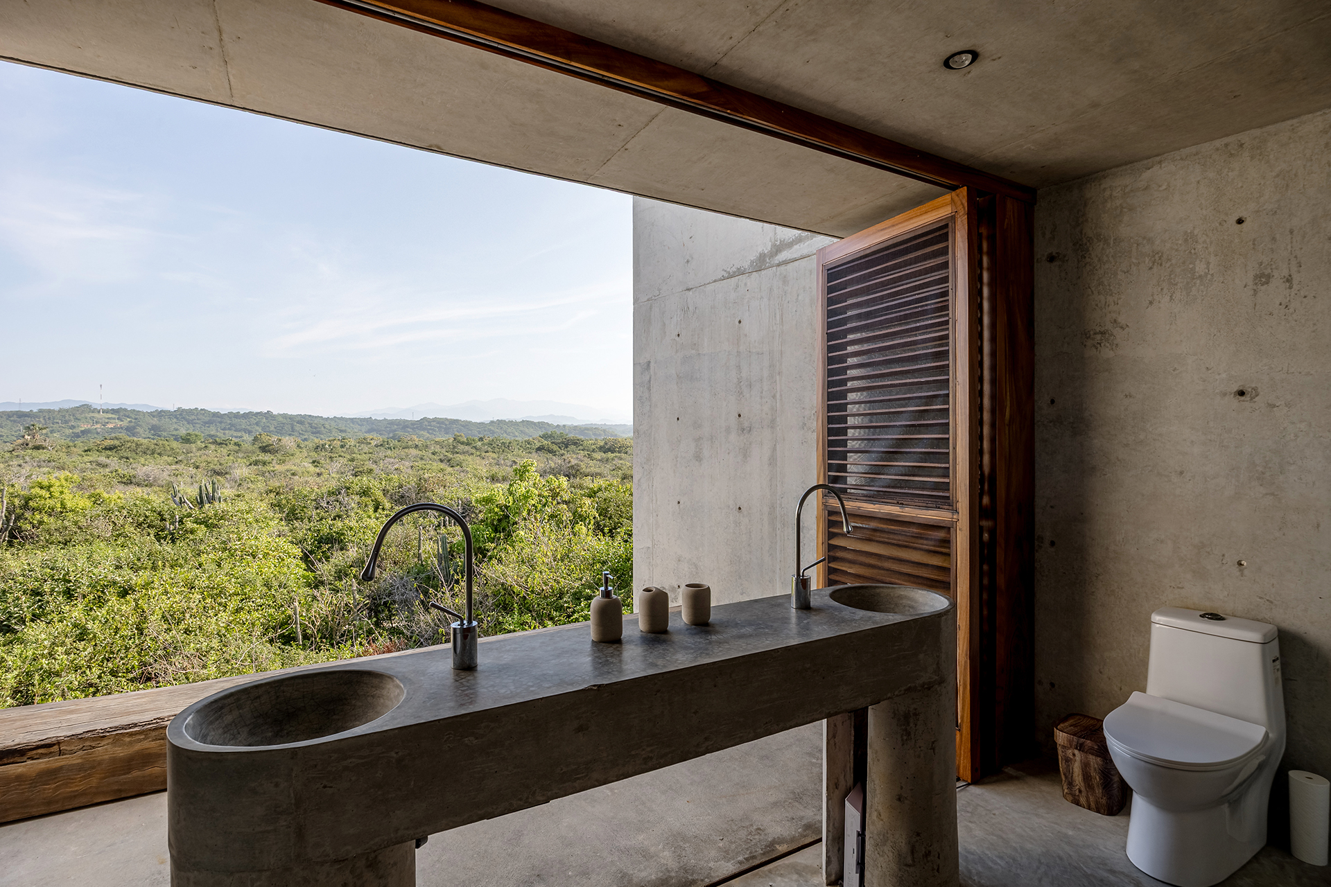 tropical-brutalist-oceanfront-villa_villa_oaxaca-mexico_exterior-bathroom-view.jpg
