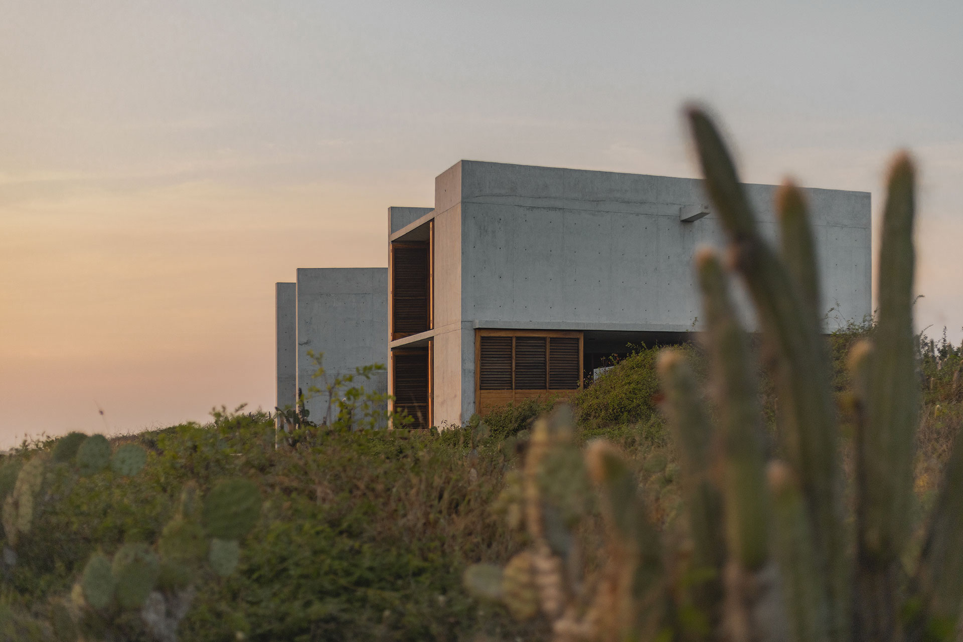 tropical-brutalist-oceanfront-villa_villa_oaxaca-mexico_exterior-facade.jpg